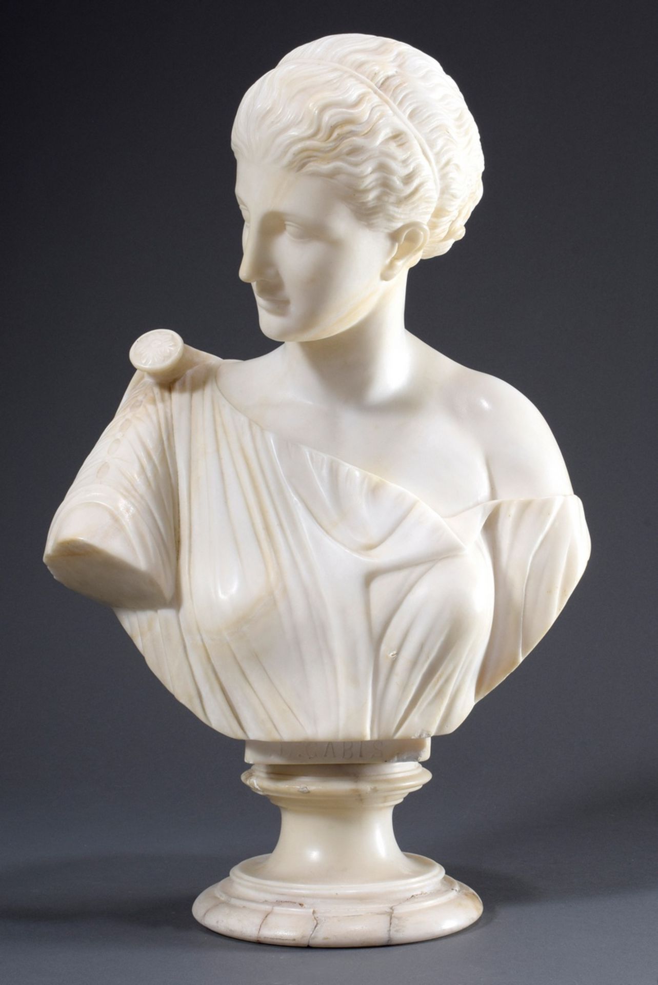 Marmorbüste "Diana von Gabii" auf Sockel, 19.Jh., H. 52cm, etw. defekt, Sockel restauriert