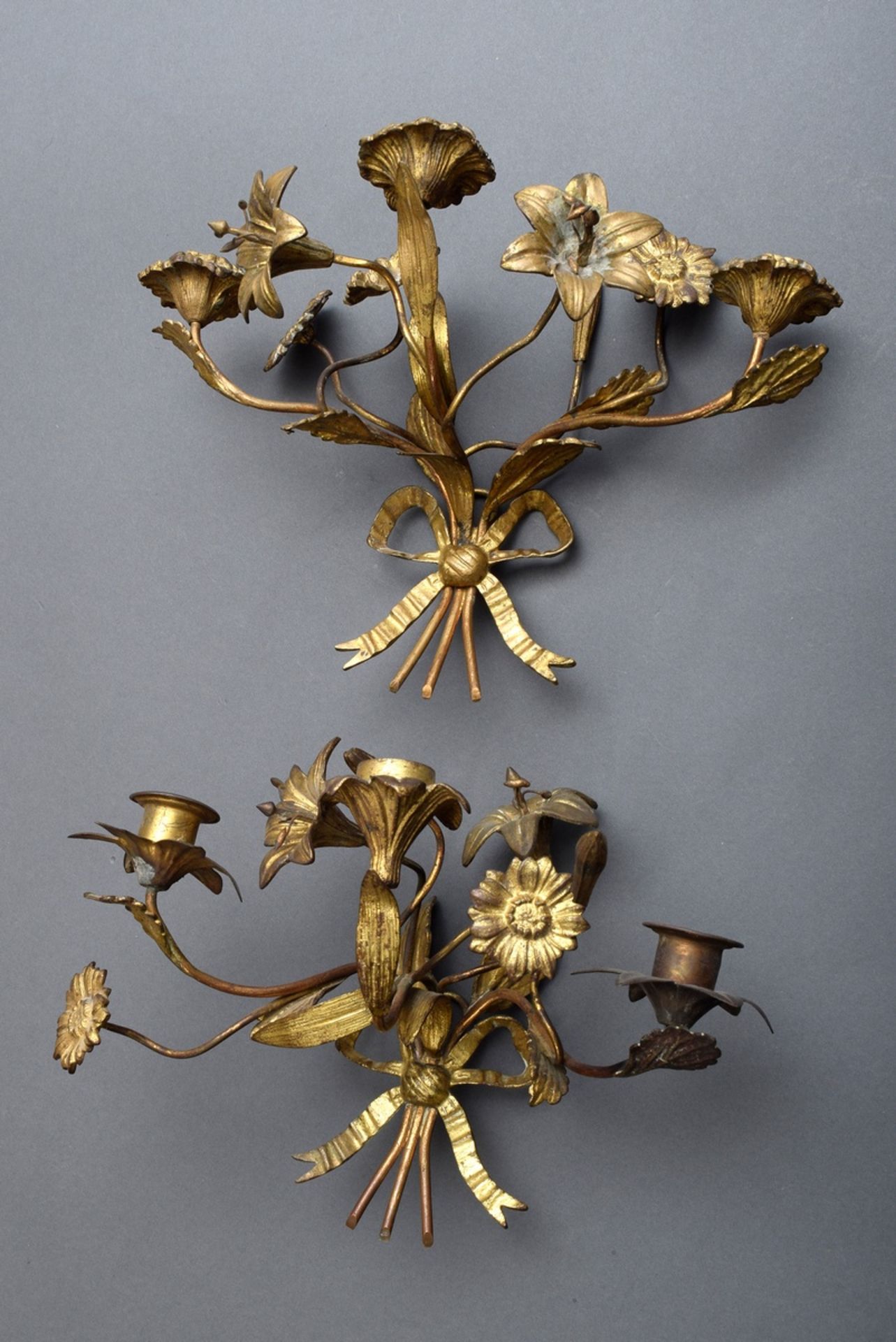 Paar vergoldete Bronze Wandarme "Blumensträuße mit Schleife", 3flammig, ehem. elektrifiziert, 18x27