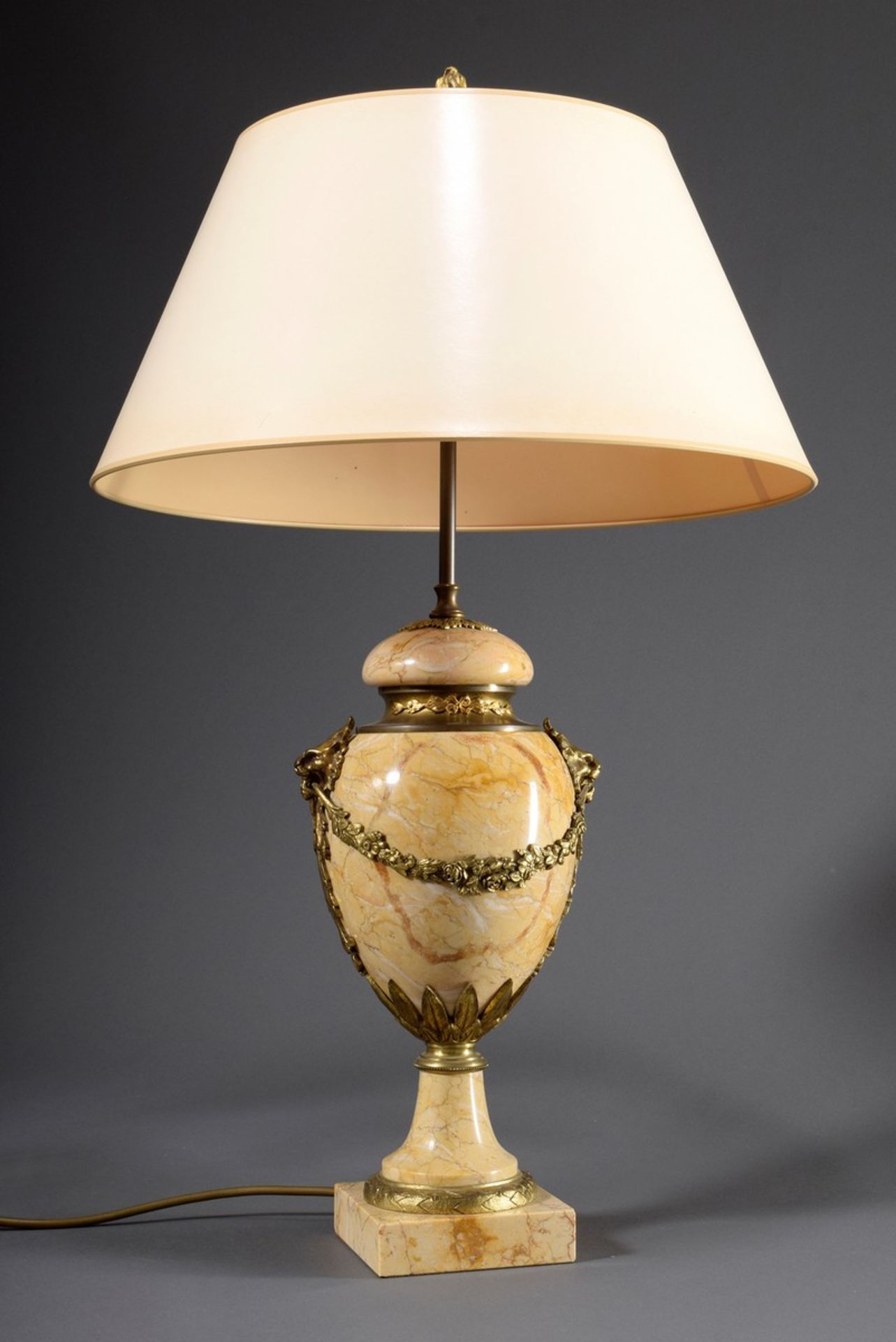 Gelb geäderte Marmor Vase mit floraler Bronze Montierung und plastischen Löwenköpfen im Louis XVI S