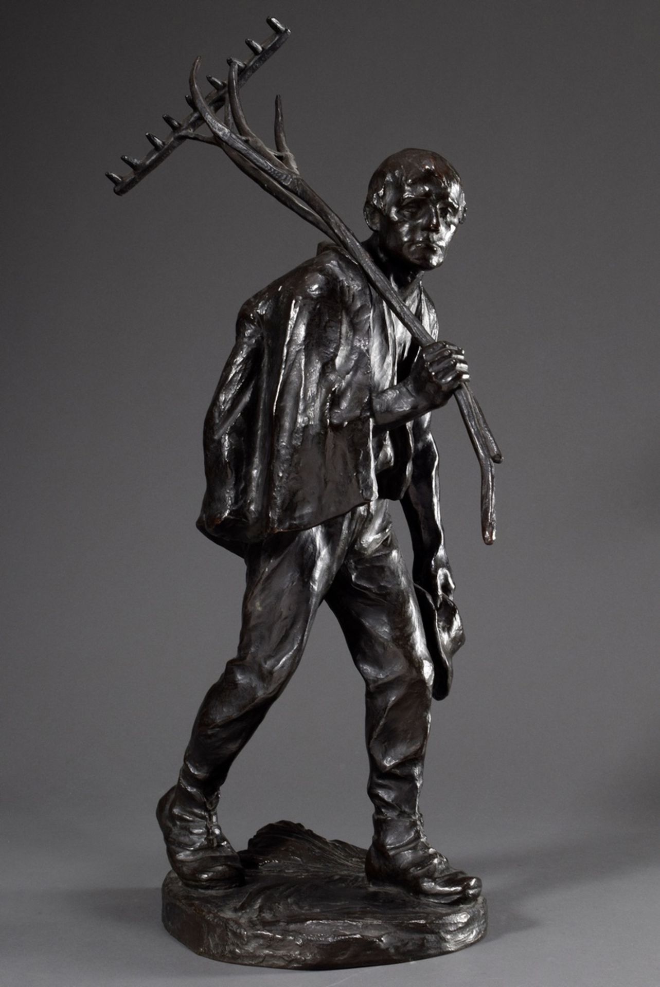 Müller, Hans (1873-1937) "Feldarbeiter", Bronze dunkel patiniert, an der Plinthe signiert, H. 73cm