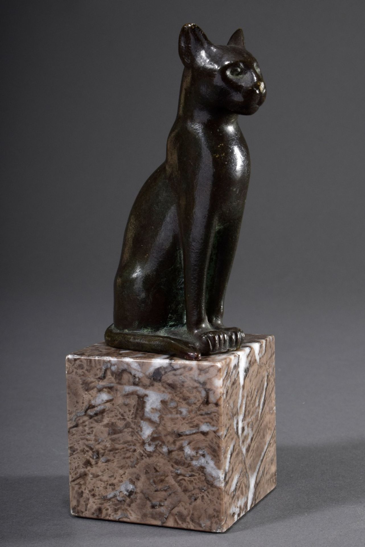 Bronze Plastik "Bastet" (ägyptischer Katzengott), dunkel patiniert, auf Marmor Sockel. H. 11,5/18cm