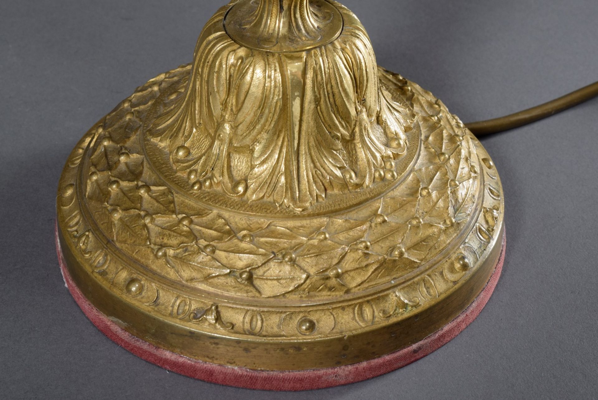 Französischer Bronze Leuchter im Louis XVI Stil mit plastischem Girlandendekor, als Lampe montiert, - Bild 4 aus 6