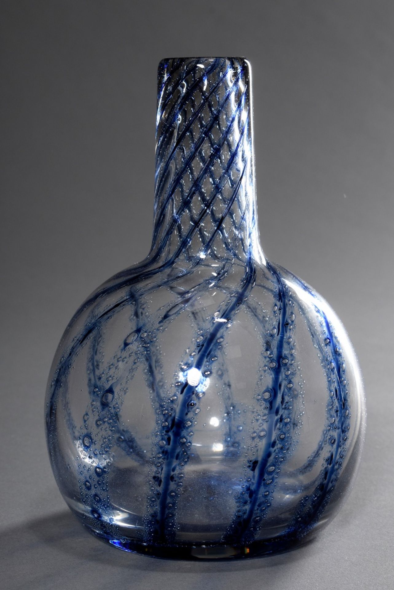 Midcentury Glas Vase mit blauen, spiralförmigen Einschmelzungen und Blasendekor, H. 19cm, ehem. Slg