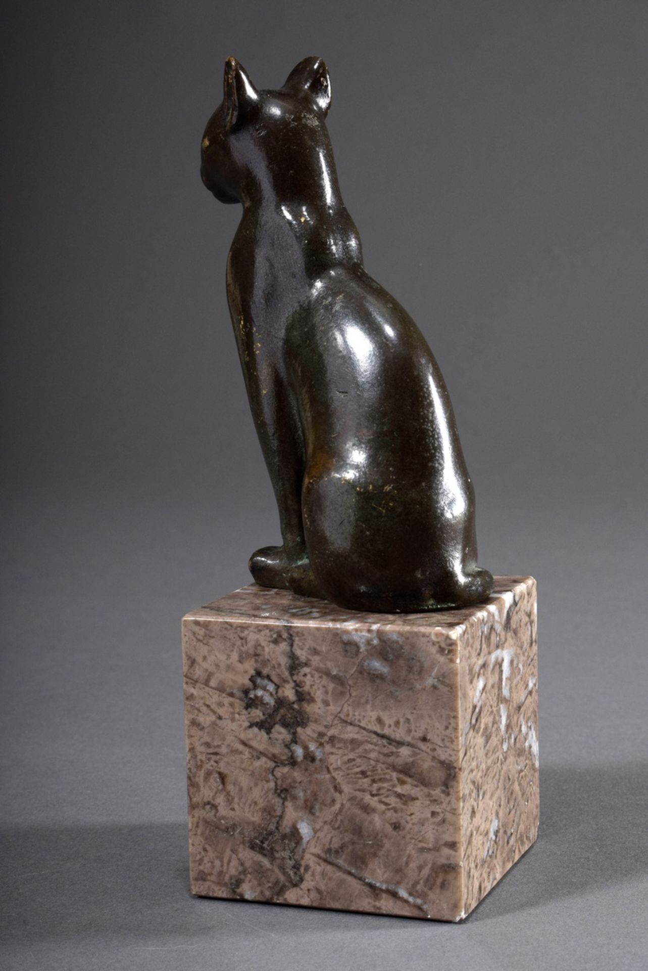 Bronze Plastik "Bastet" (ägyptischer Katzengott), dunkel patiniert, auf Marmor Sockel. H. 11,5/18cm - Bild 3 aus 5