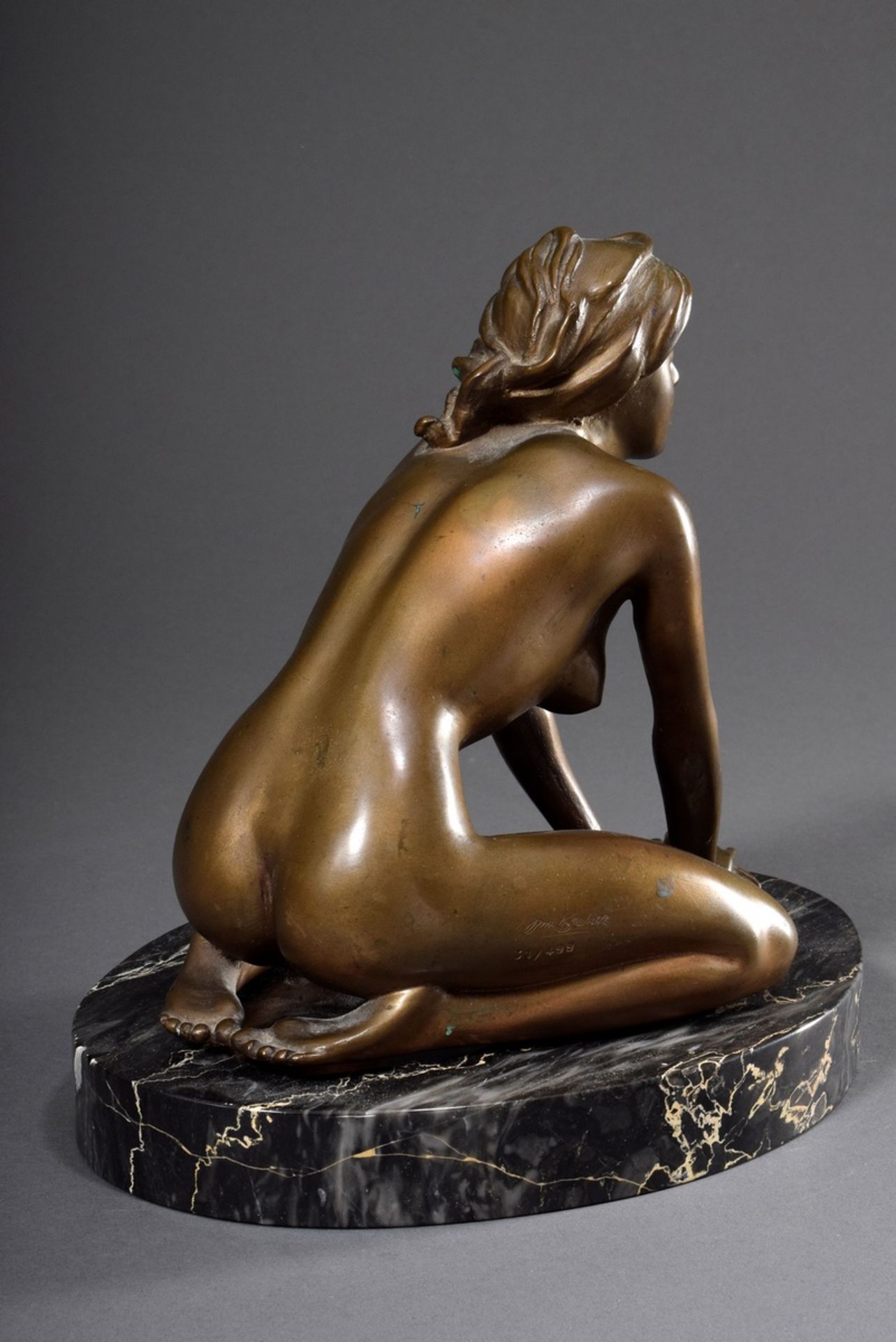 Breker, Arno (1900-1991) "Knieendes Mädchen", Bronze 31/499, sign./num., braun patiniert, Guss Vent - Bild 3 aus 6