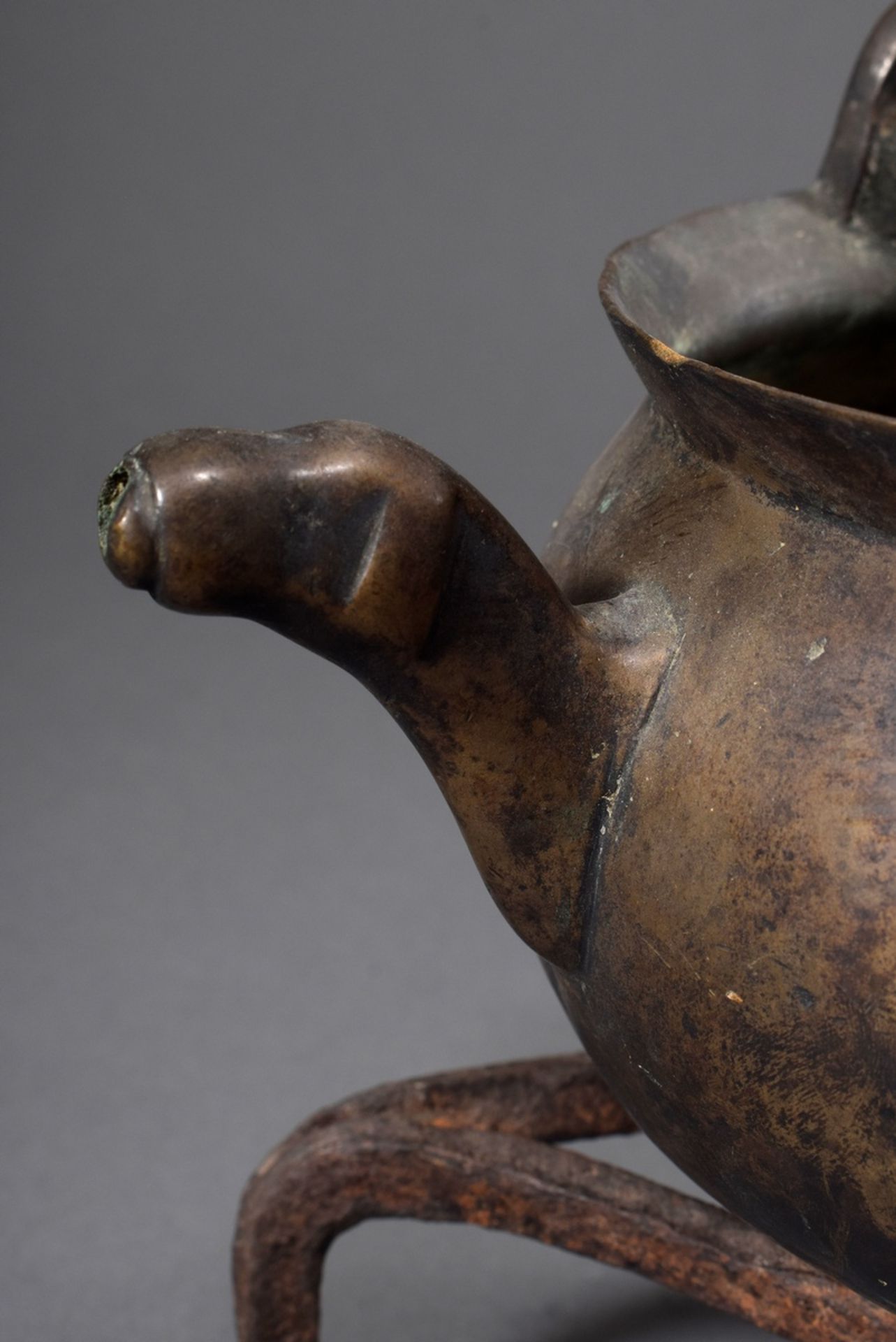 Bronze Lavabo-Wasserkessel mit zwei Fabeltier-Ausgüssen und Eisen Klapphenkel, wohl 15./16.Jh., H.  - Bild 3 aus 6