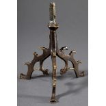 Dreifuß eines gotischen Kerzenleuchters mit Maßwerk- und Krabbendekorationen, wohl Frankreich 15.Jh