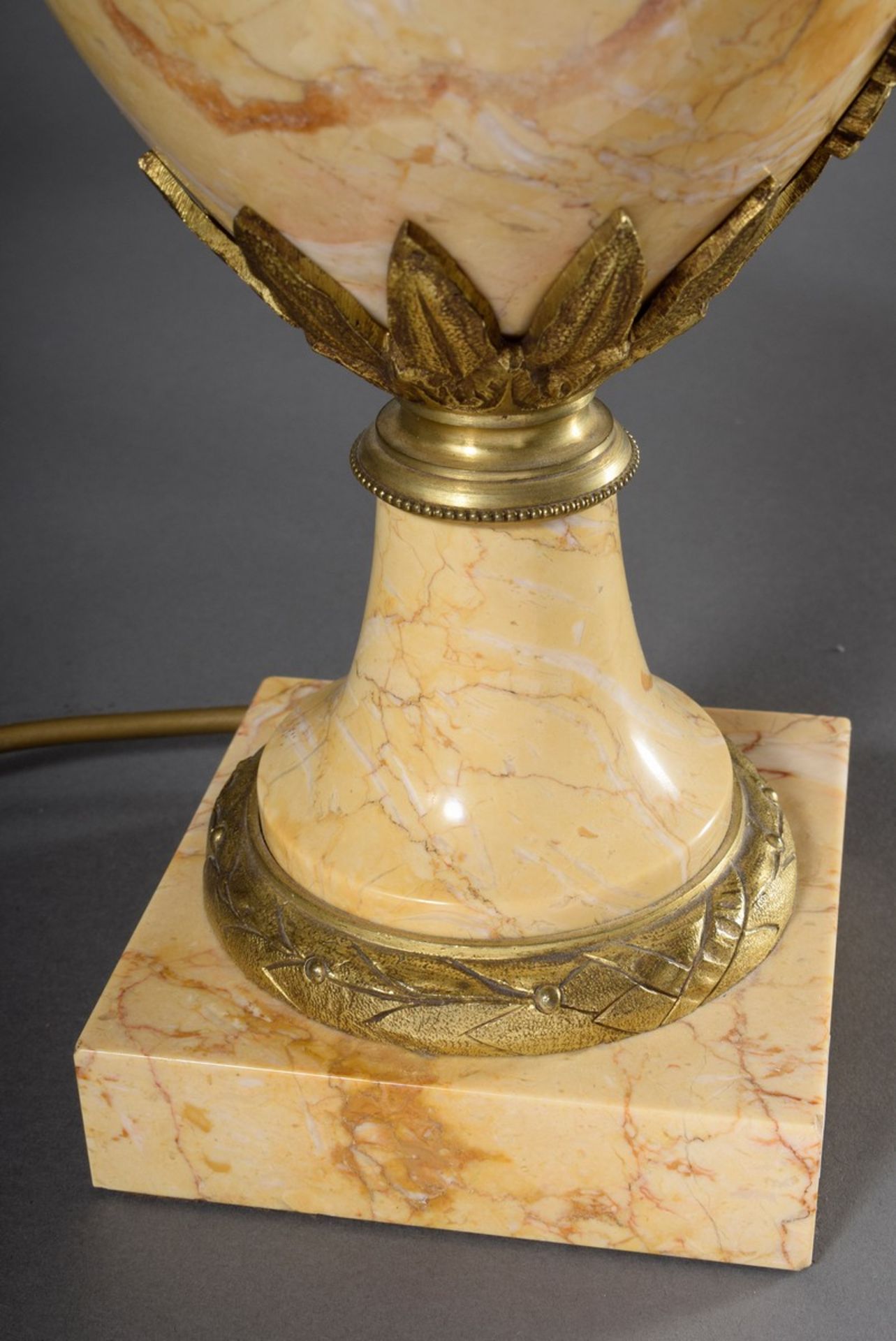 Gelb geäderte Marmor Vase mit floraler Bronze Montierung und plastischen Löwenköpfen im Louis XVI S - Bild 6 aus 7