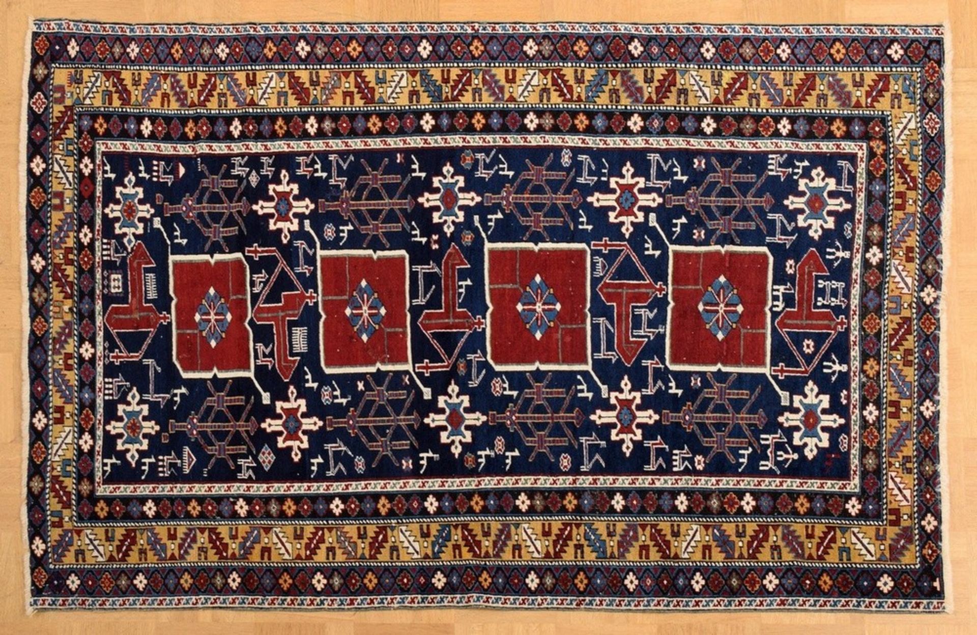Attractive Karagashli with a great richness of motifs in beautiful colors: in the beautifully drawn