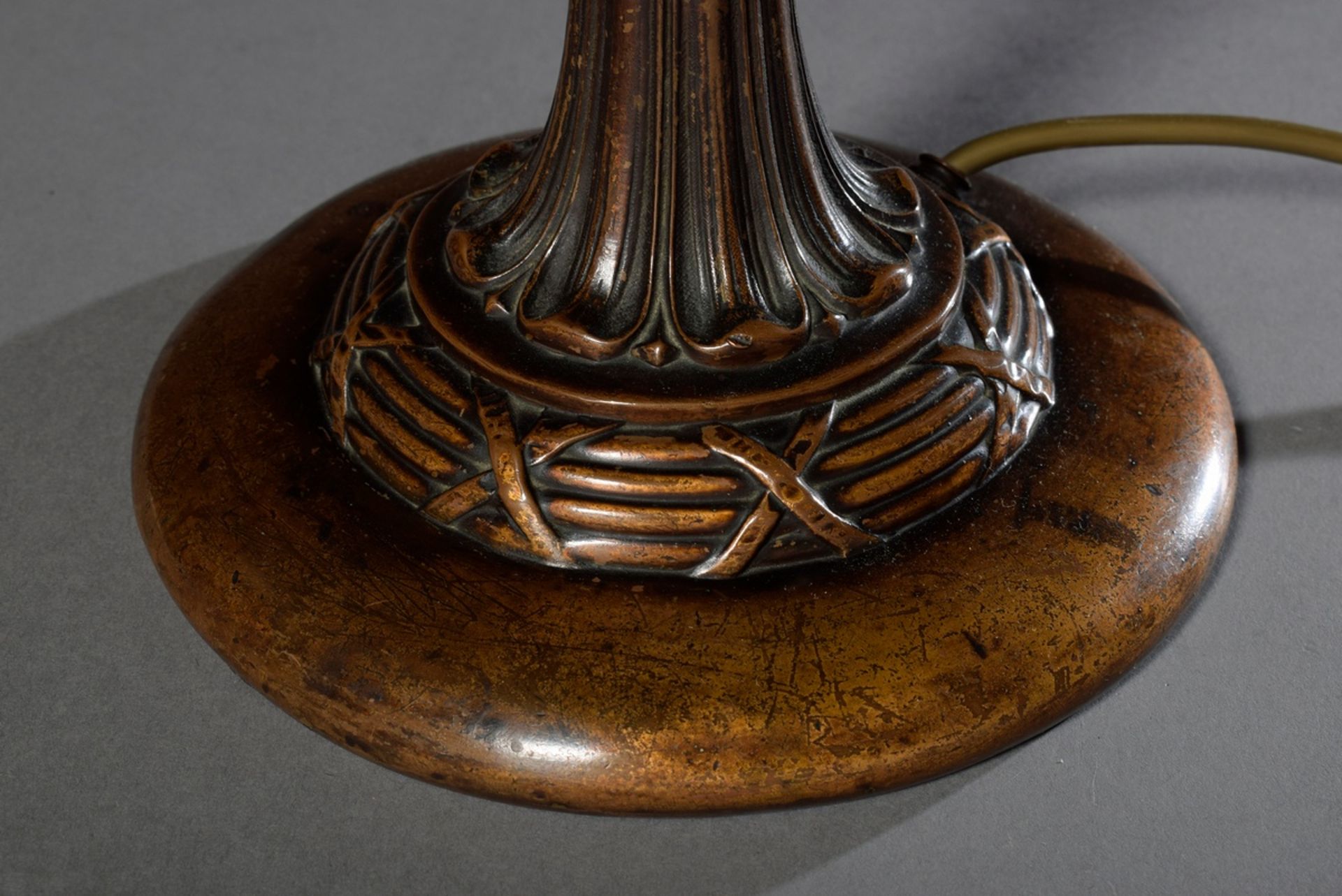 Jugendstil Tischlampe mit bleiverglastem Schirm in Grün sowie patiniertem Bronzefuß, wohl Handel/US - Bild 3 aus 4