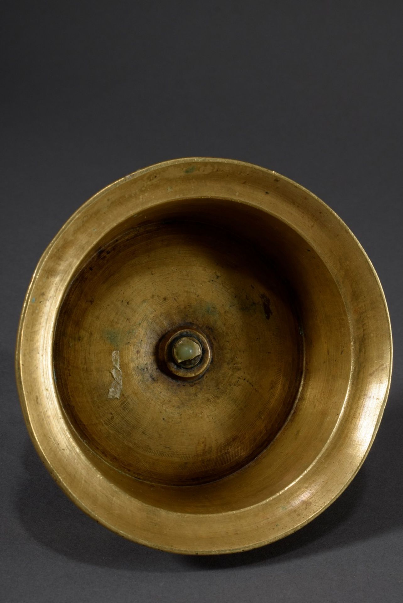 Barocker Gelbguss Glockenleuchter mit Wachsloch und breiter Tropfschale, 17./18.Jh., H. 13cm, etw.  - Bild 4 aus 4