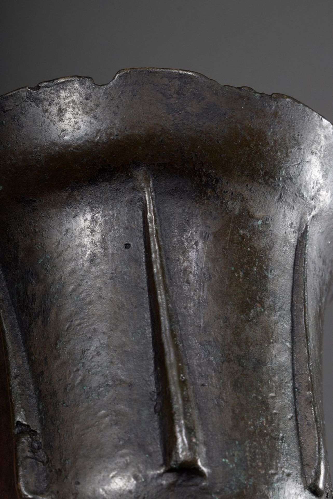 Gotischer Bronze Rippenmörser mit 7 Rippen und gedrehtem Henkel, dunkel patiniert, Italien 15.Jh.,  - Bild 3 aus 5