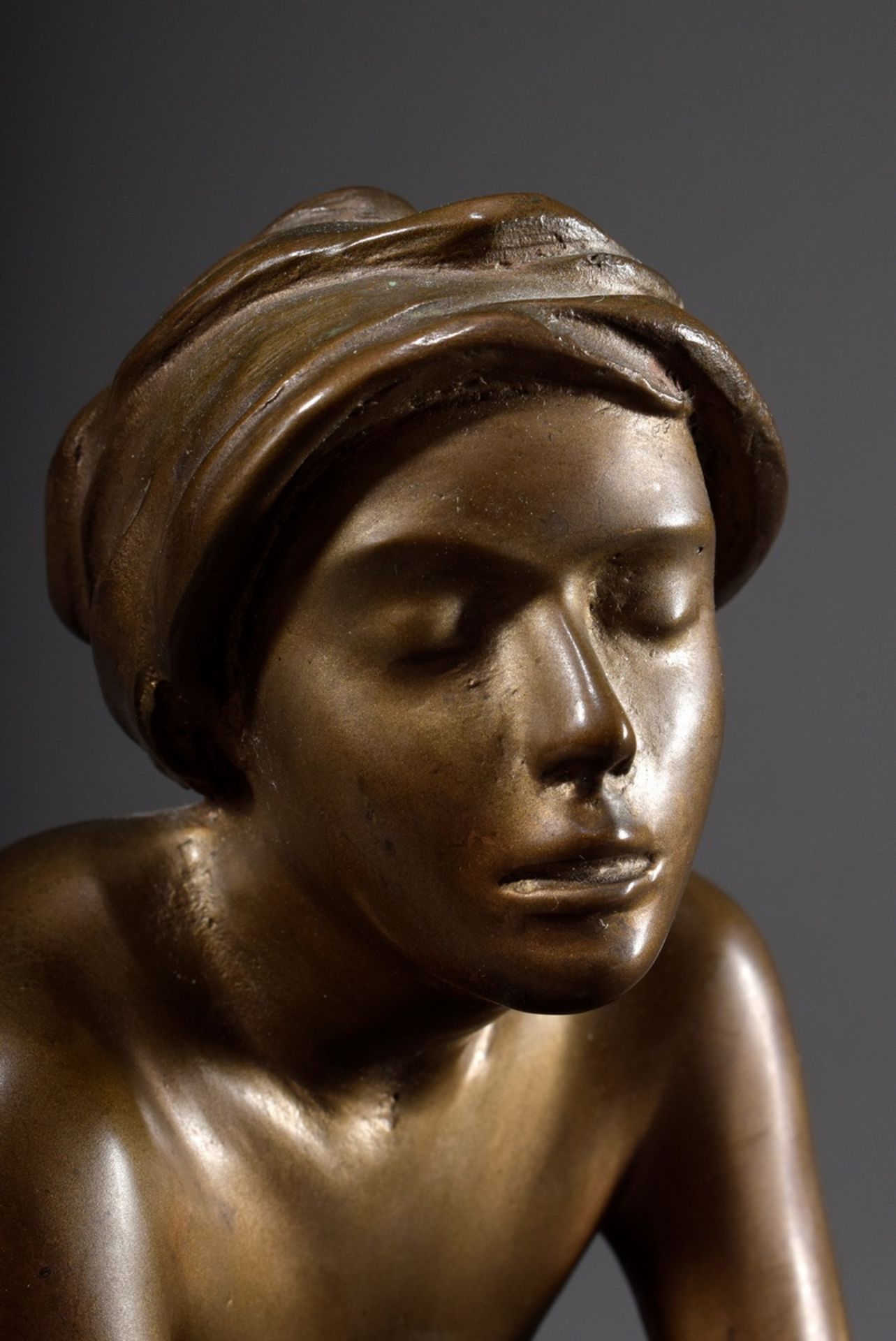 Breker, Arno (1900-1991) "Knieendes Mädchen", Bronze 31/499, sign./num., braun patiniert, Guss Vent - Bild 2 aus 6