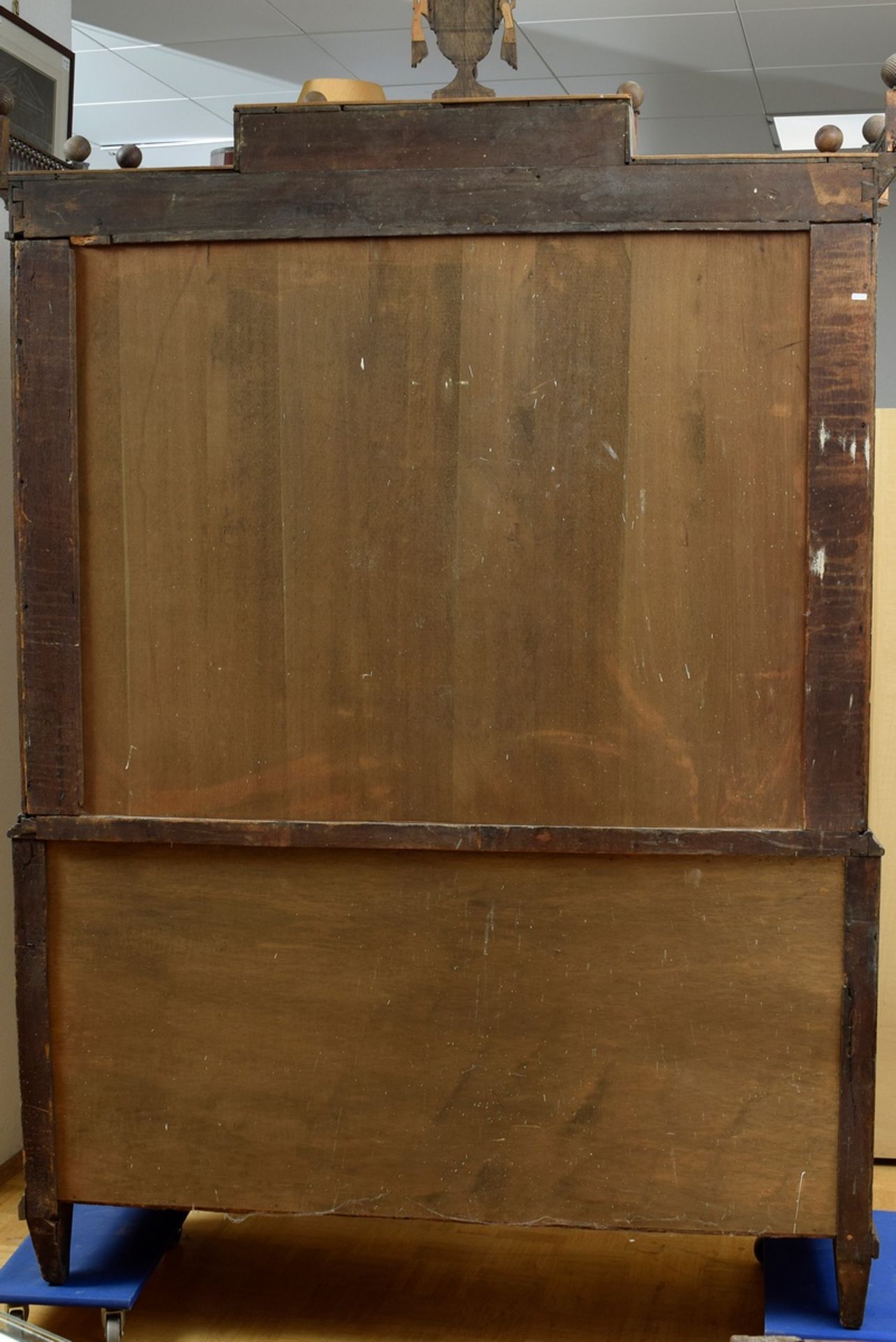 Aufwendiger Louis XVI Kabinettschrank mit Gitterkranz und plastischer Vasenschnitzerei, ornamentale - Bild 12 aus 13