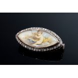 Ellipsoide RG 750 Nadel mit lupenfeiner Miniatur "Trommelnder Putto" auf Bein in Diamantlunette (0.