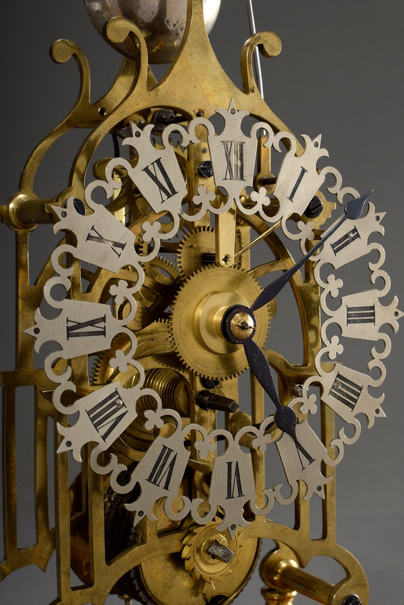 Brass skeleton clock under glass lintel, England 19th c., h. 34.5/42.5cm, glass replaced - Image 3 of 8