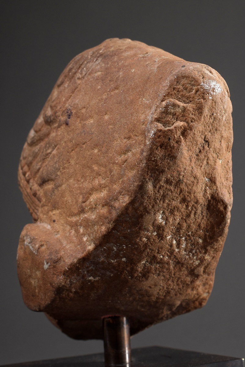 Sandstein Fragment "Kopf einer Gottheit" (wohl Shiva), Zentralindien 10./11.Jh., auf Sockel, H. 15/ - Bild 4 aus 5