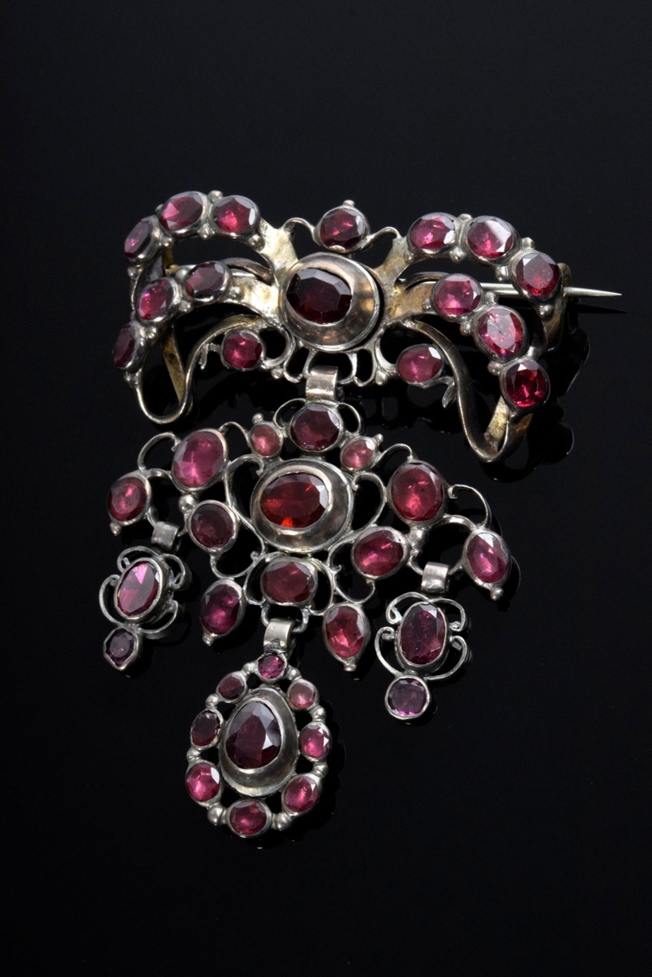 Silver-gilt baroque pin in loop form with tendril work and rubies, 20,2g, 6,1x4,5cm