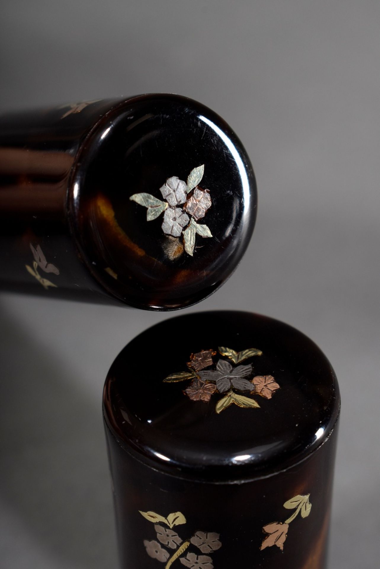Slender cylindrical tortoiseshell needle case with RG/GG and silver piqué-posé inlays "flower tendr - Image 4 of 4