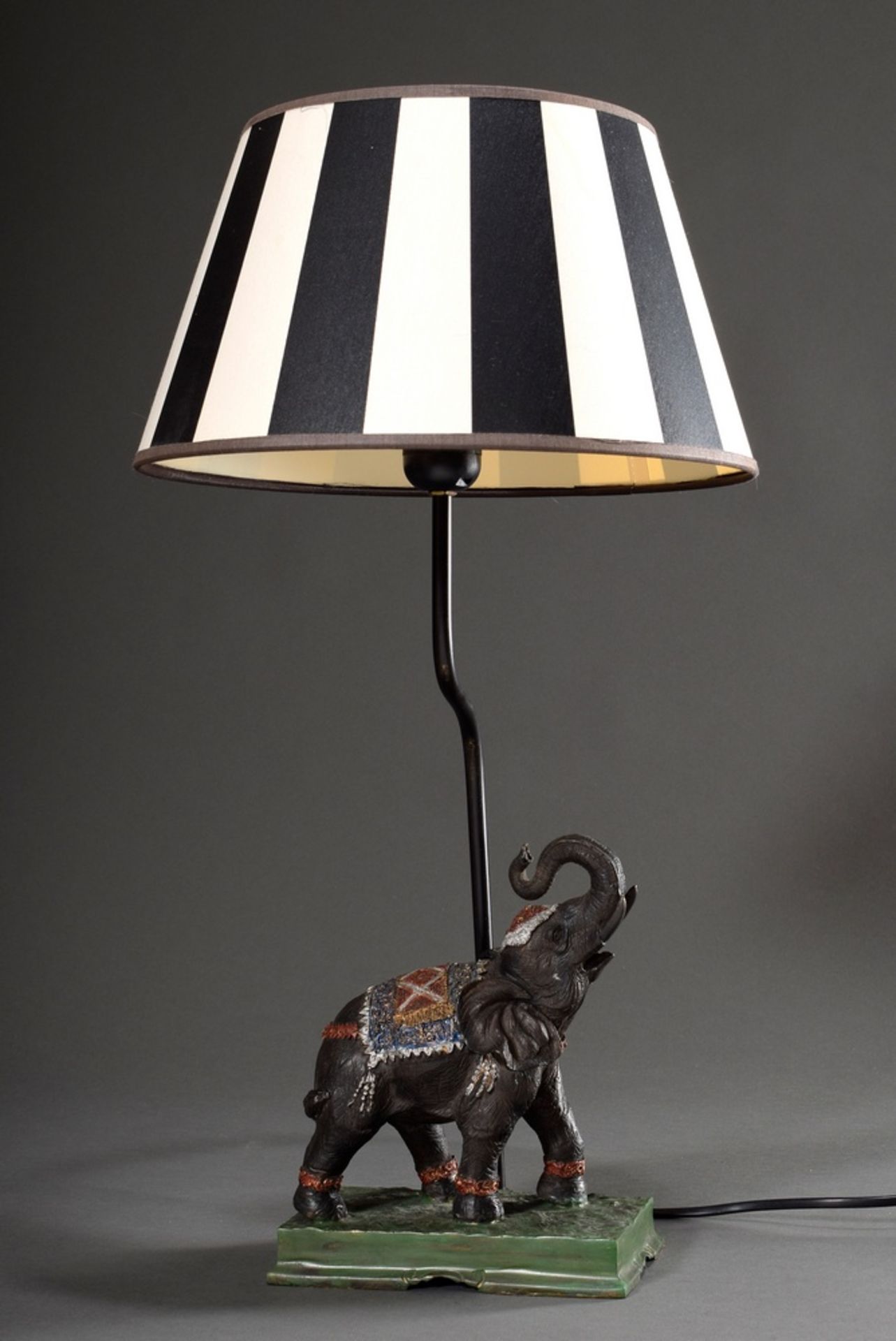 Moderne Tischlampe "Elefant", farbig bemaltes Metall, schwarz-weiß gestreifter Schirm, H. 54,5cm