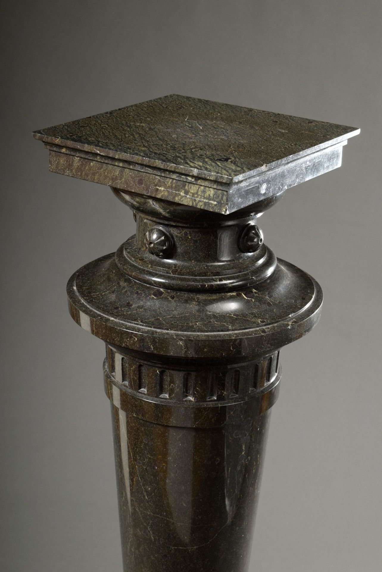 Dark green marble sculpture column with conical shaft and angular plinth as well as decorative elem - Image 2 of 5