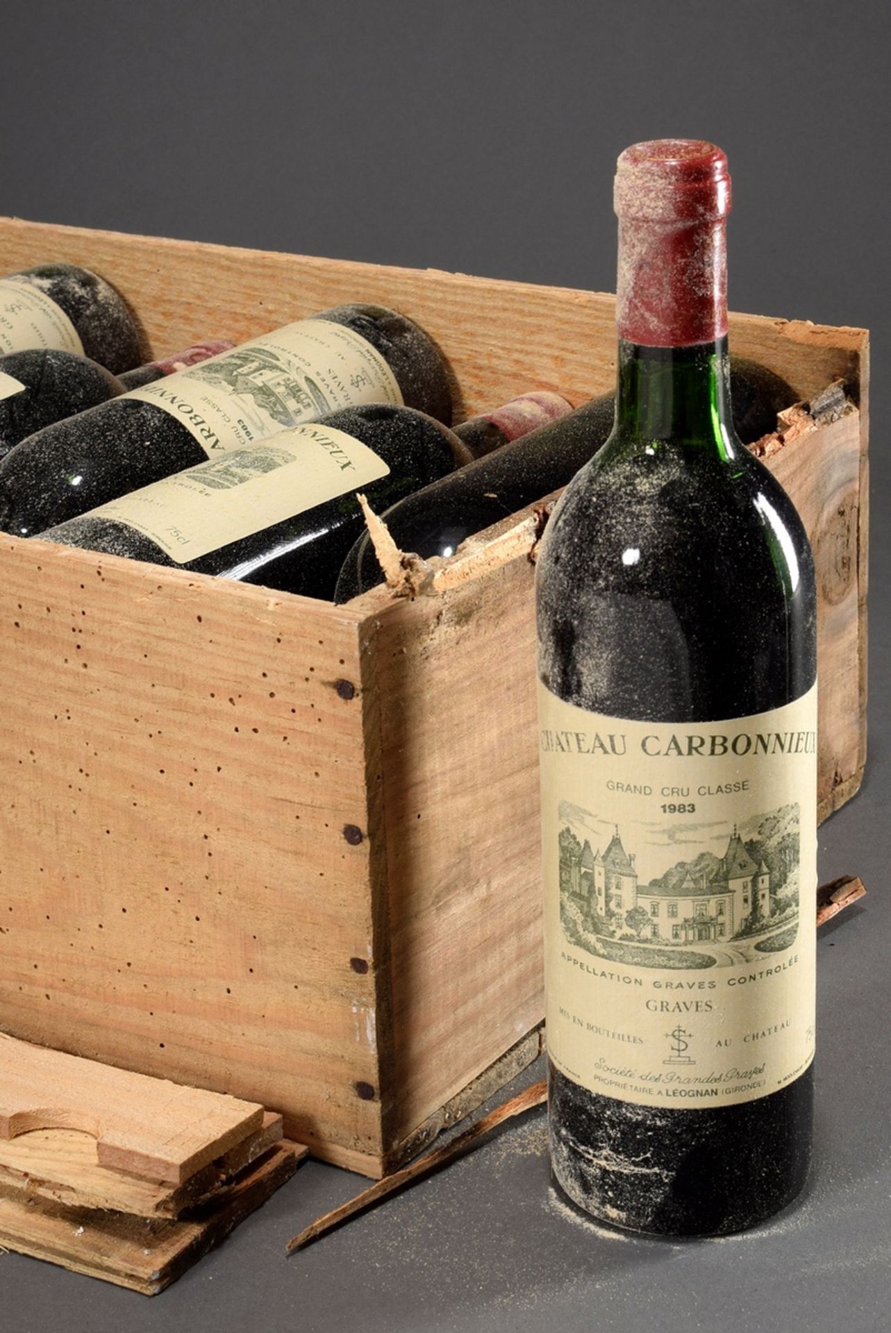 12 bottles 1983 Bordeaux red wine "Chateau Carbonnieux", Gand Cru Classée Graves, upper shoulder, 0