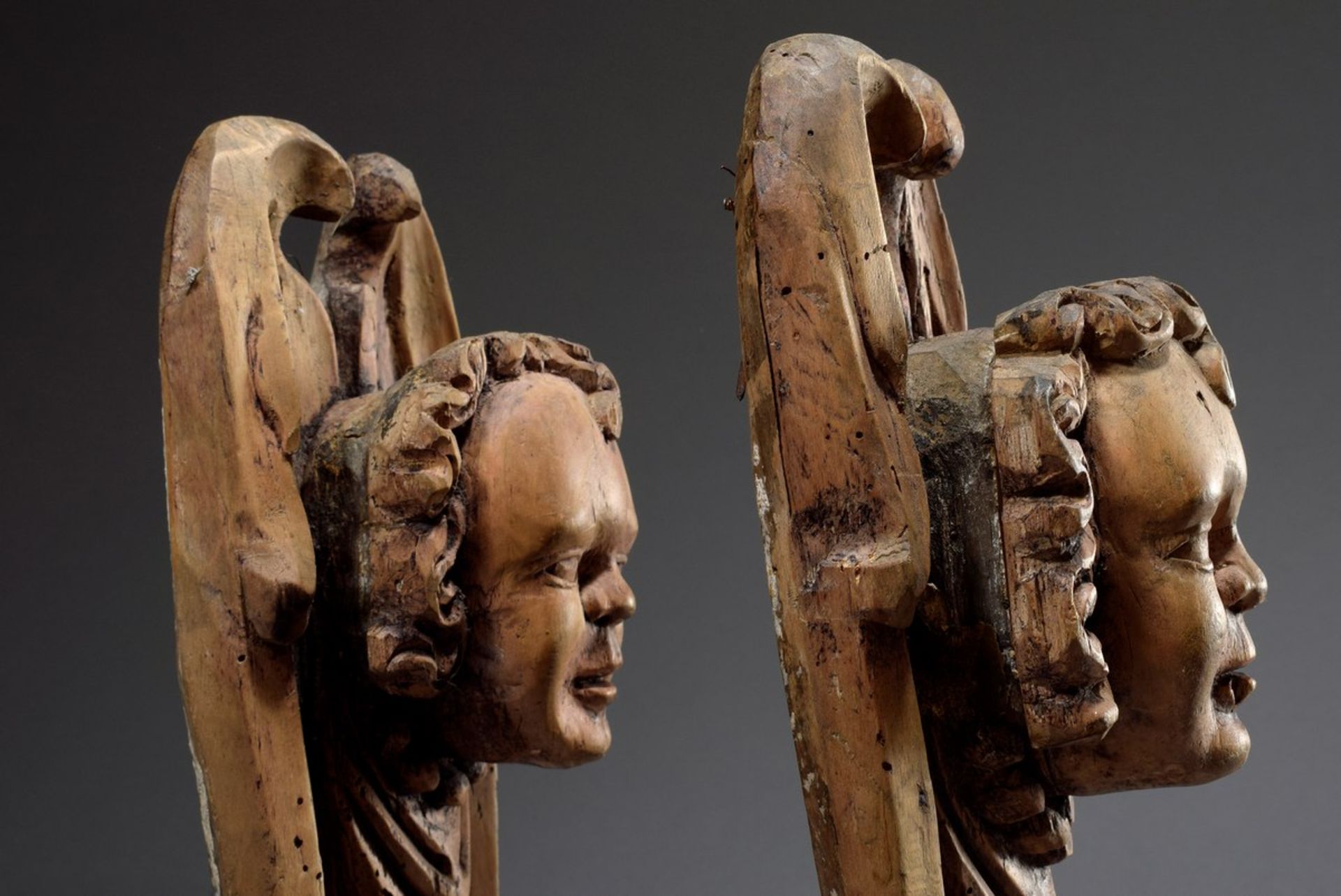 Pair of winged late Renaissance angel heads, carved limewood, North German/Hamburg c. 1640, 36x16cm - Image 3 of 5