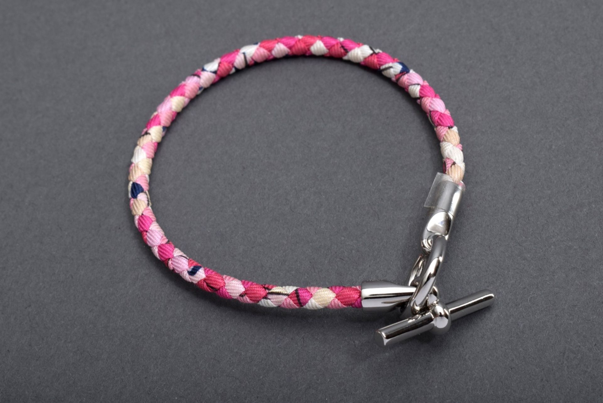 Woven Hermès bracelet in rosé silkwill with glénan clasp, in original case and box, 2020, l. 19cm,  - Image 2 of 2
