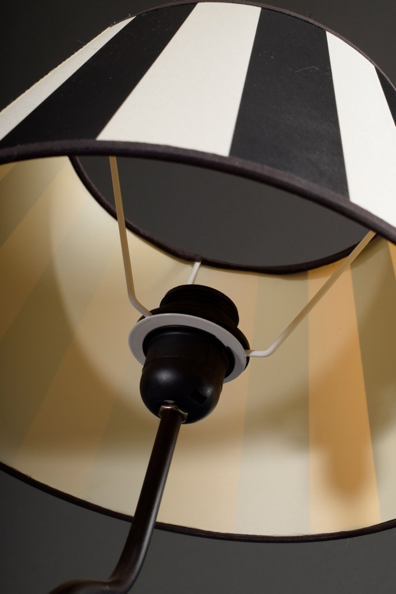 Moderne Tischlampe "Elefant", farbig bemaltes Metall, schwarz-weiß gestreifter Schirm, H. 54,5cm - Bild 7 aus 7
