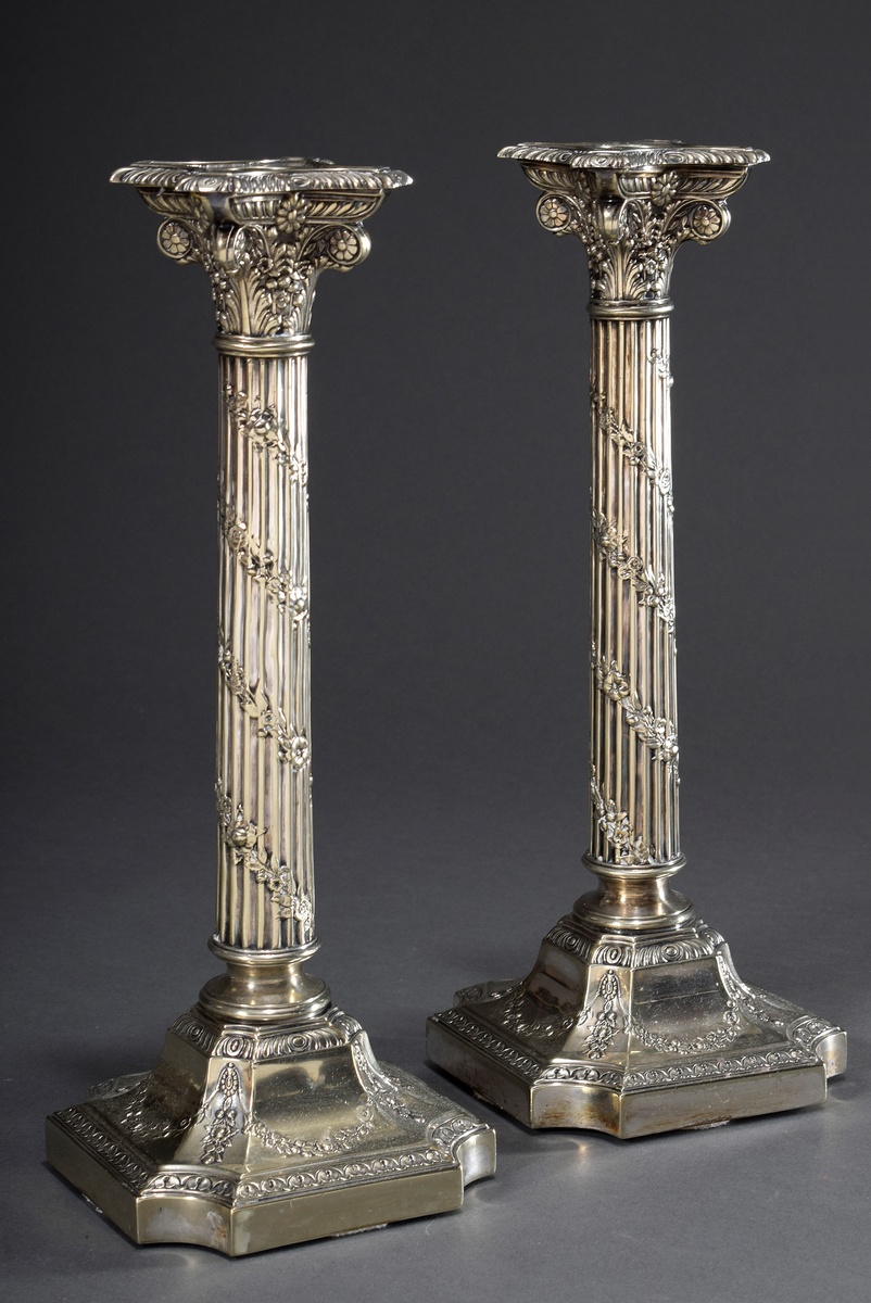 Paar große versilberte Säulenleuchter mit reichem floralem Reliefdekor, England um 1900, H. 32cm, k