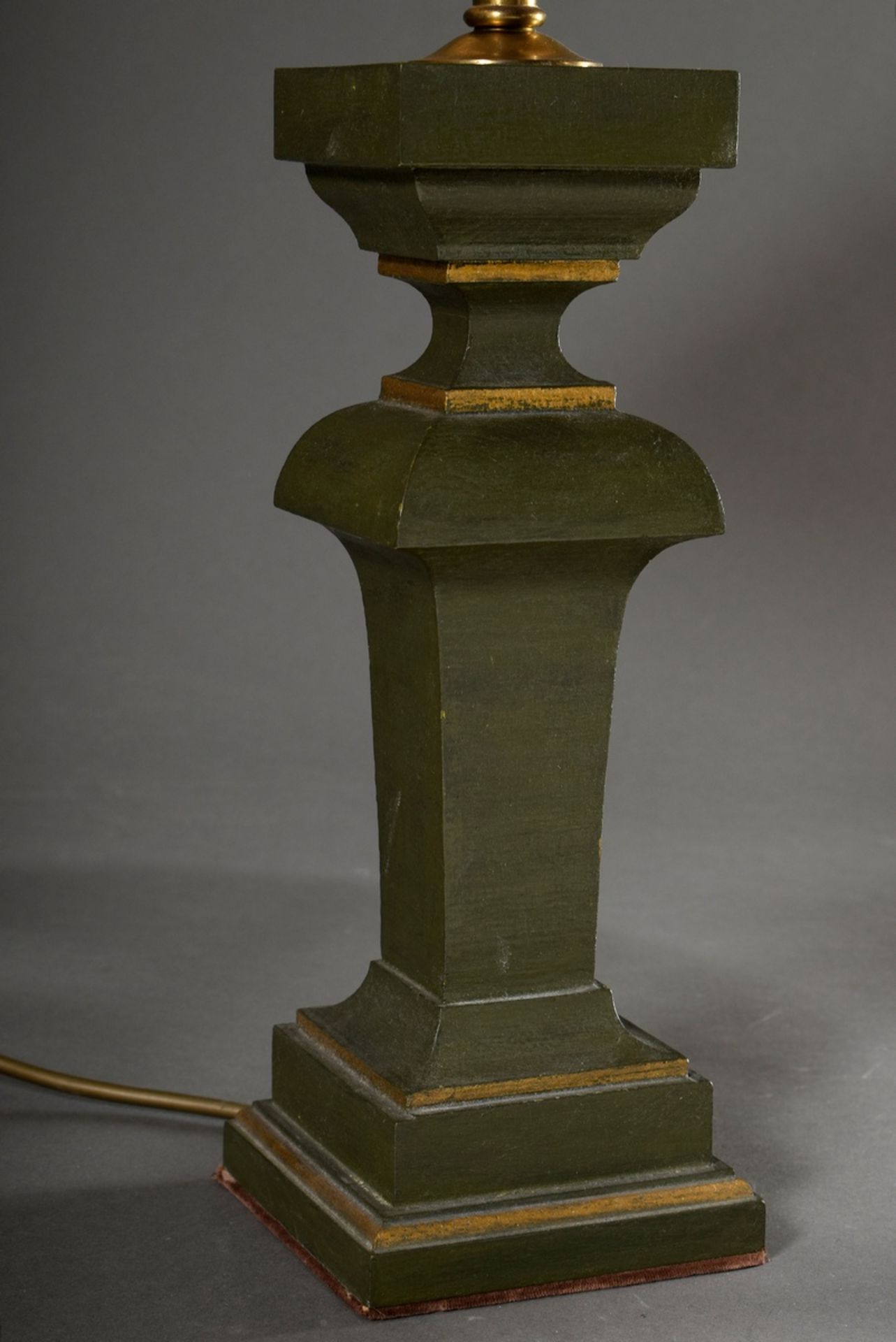 Paar Holz Säulenlampen mit Messingstab in eckiger Balusterform, dunkelgrün und Gold gefasst, mit he - Bild 2 aus 5