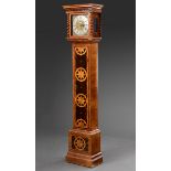 Englische Grandmother's Clock in furniertem Holzgehäuse mit seitlichen, gedrechselten Säulen, Stern