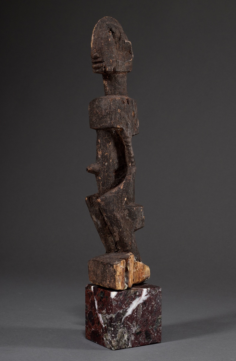 Dogon Schnitzerei "Stehende Figur", dunkel patiniert, auf rötlichem Marmorsockel, Mali, H. 30/36cm,