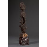 Dogon Schnitzerei "Stehende Figur", dunkel patiniert, auf rötlichem Marmorsockel, Mali, H. 30/36cm,
