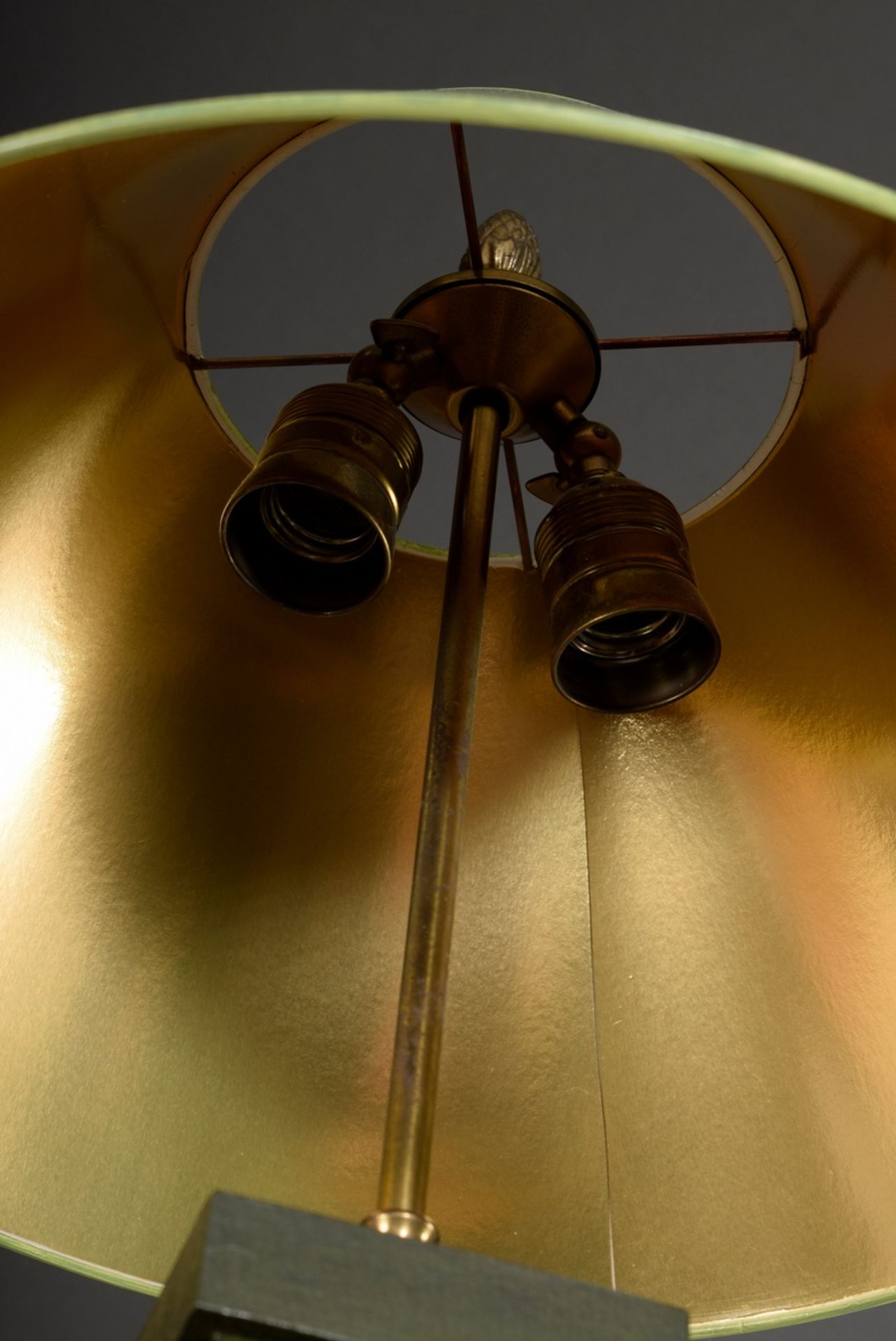 Paar Holz Säulenlampen mit Messingstab in eckiger Balusterform, dunkelgrün und Gold gefasst, mit he - Bild 4 aus 5
