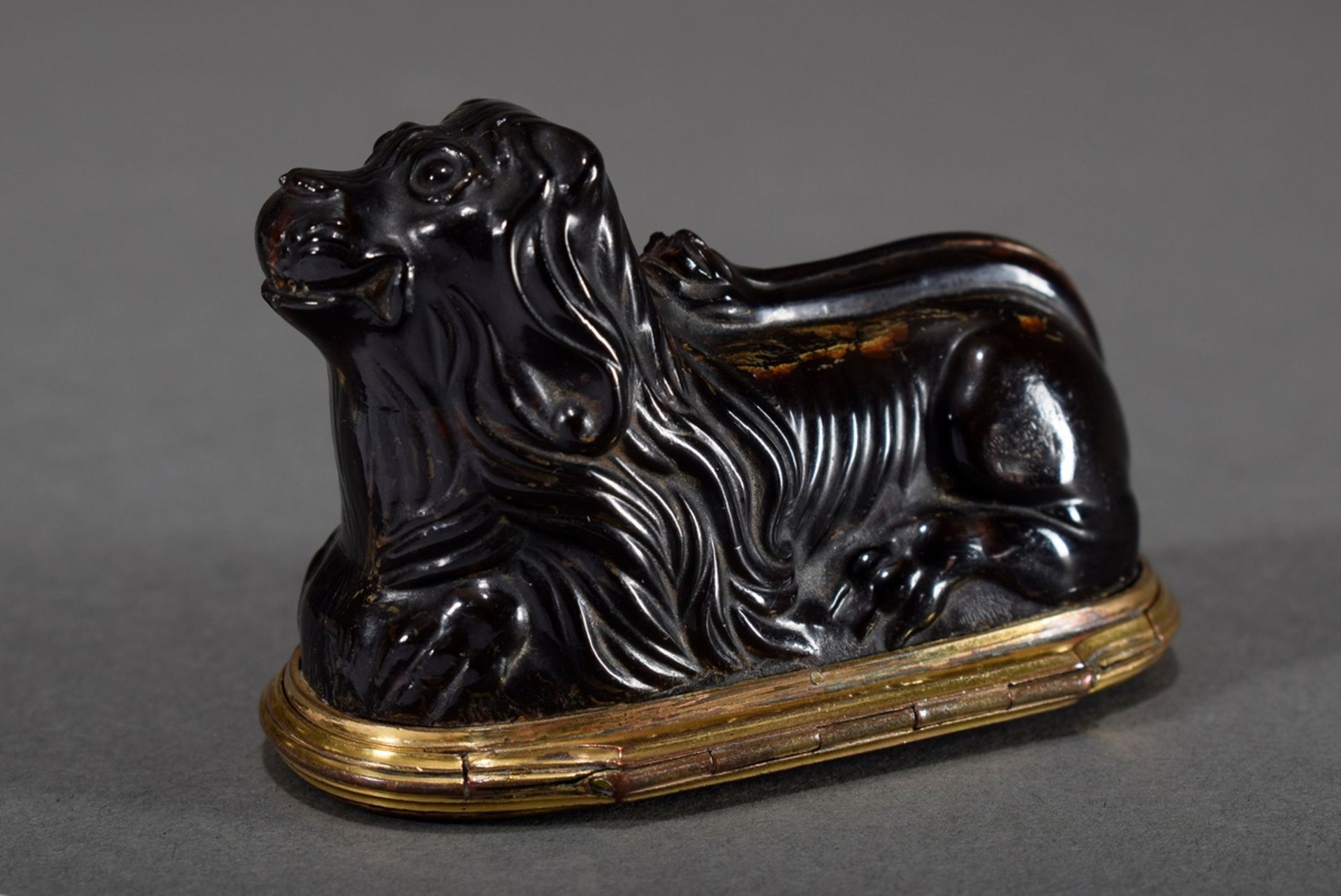 Museale Schildpatt Tabatière in vollplastischer Form "Liegender Löwe" mit vergoldeter Kupfer Montie
