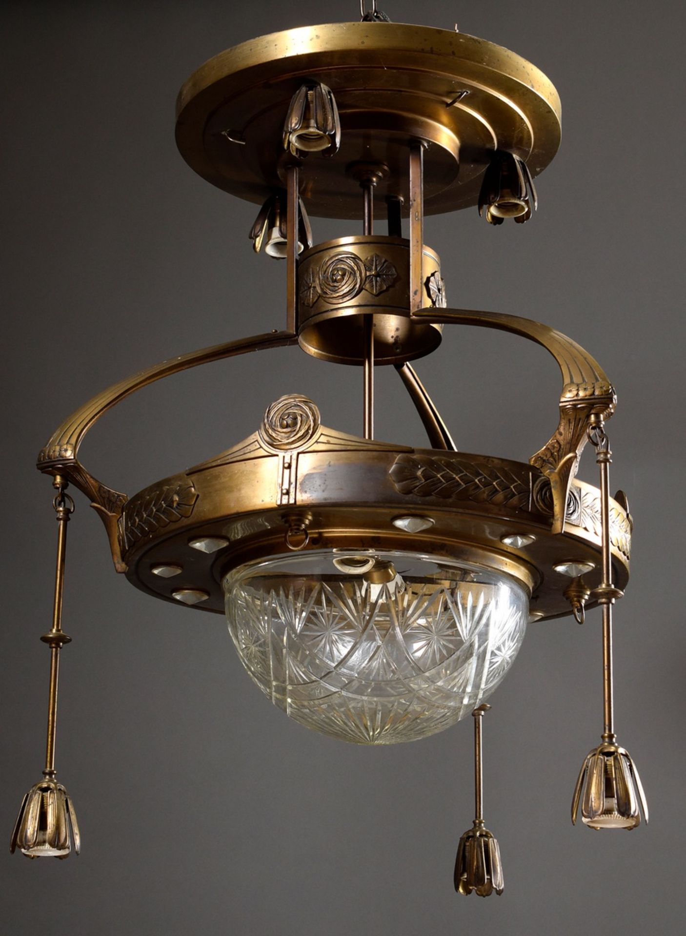 Jugendstil Deckenlampe mit geschliffener Glaskuppel und hängenden Lichtquellen in gepunztem Messing