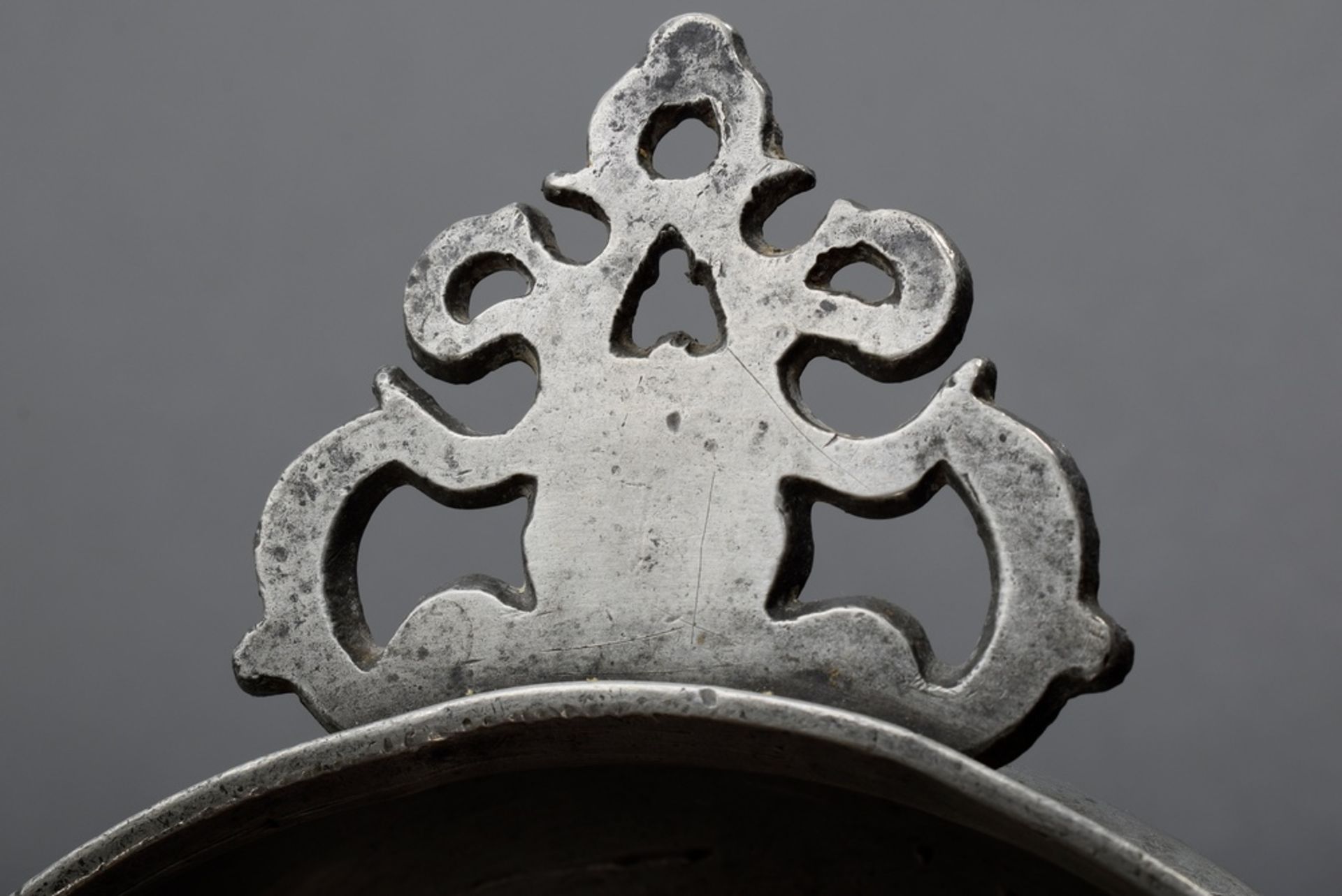 2 Diverse Zinn Ohrenschalen mit ornamentalen Henkeln und Monogrammgravuren "J.K.F 1825" und "MGGB", - Bild 5 aus 6