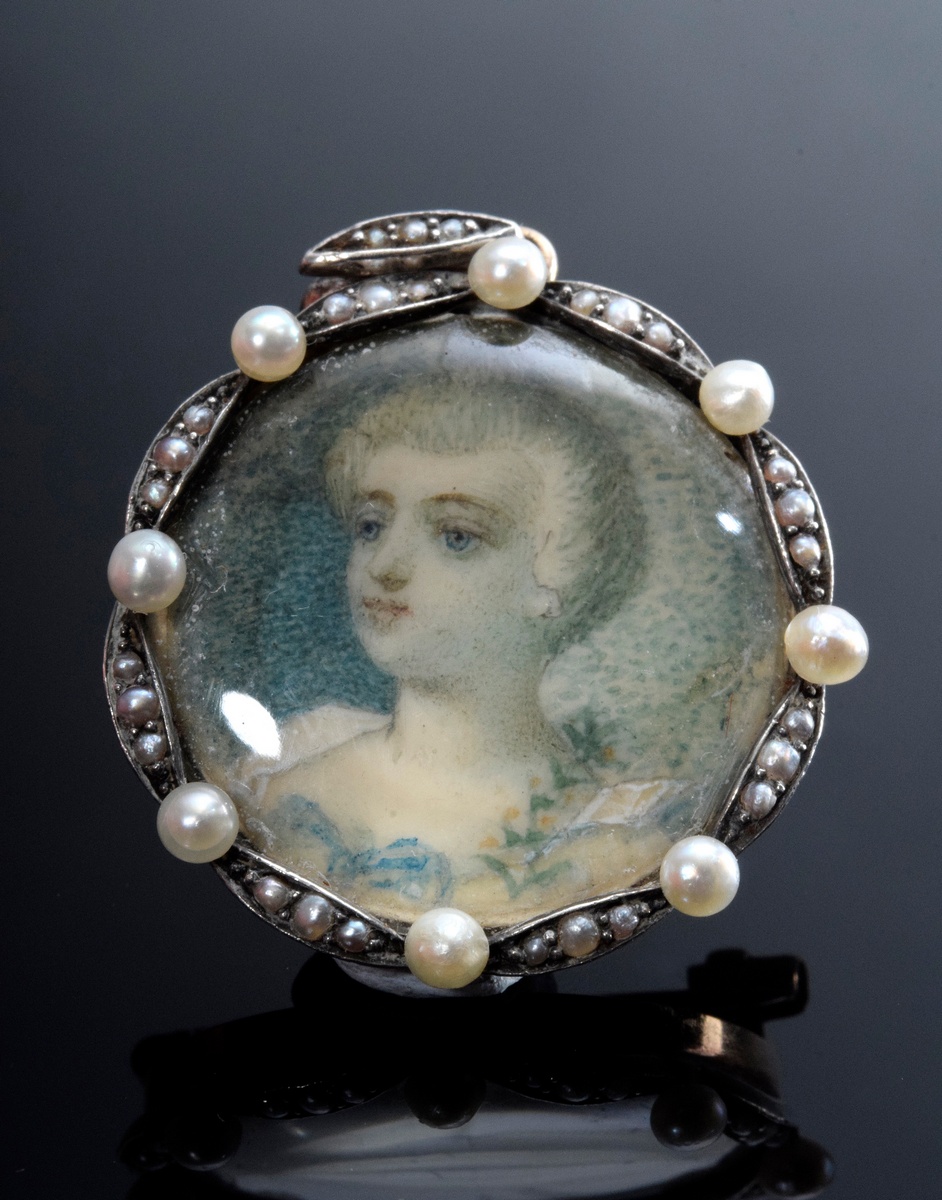 Round pendant pin with miniature "Rococo Lady" in delicate river pearl framing, RG 750/silver, 7.6g