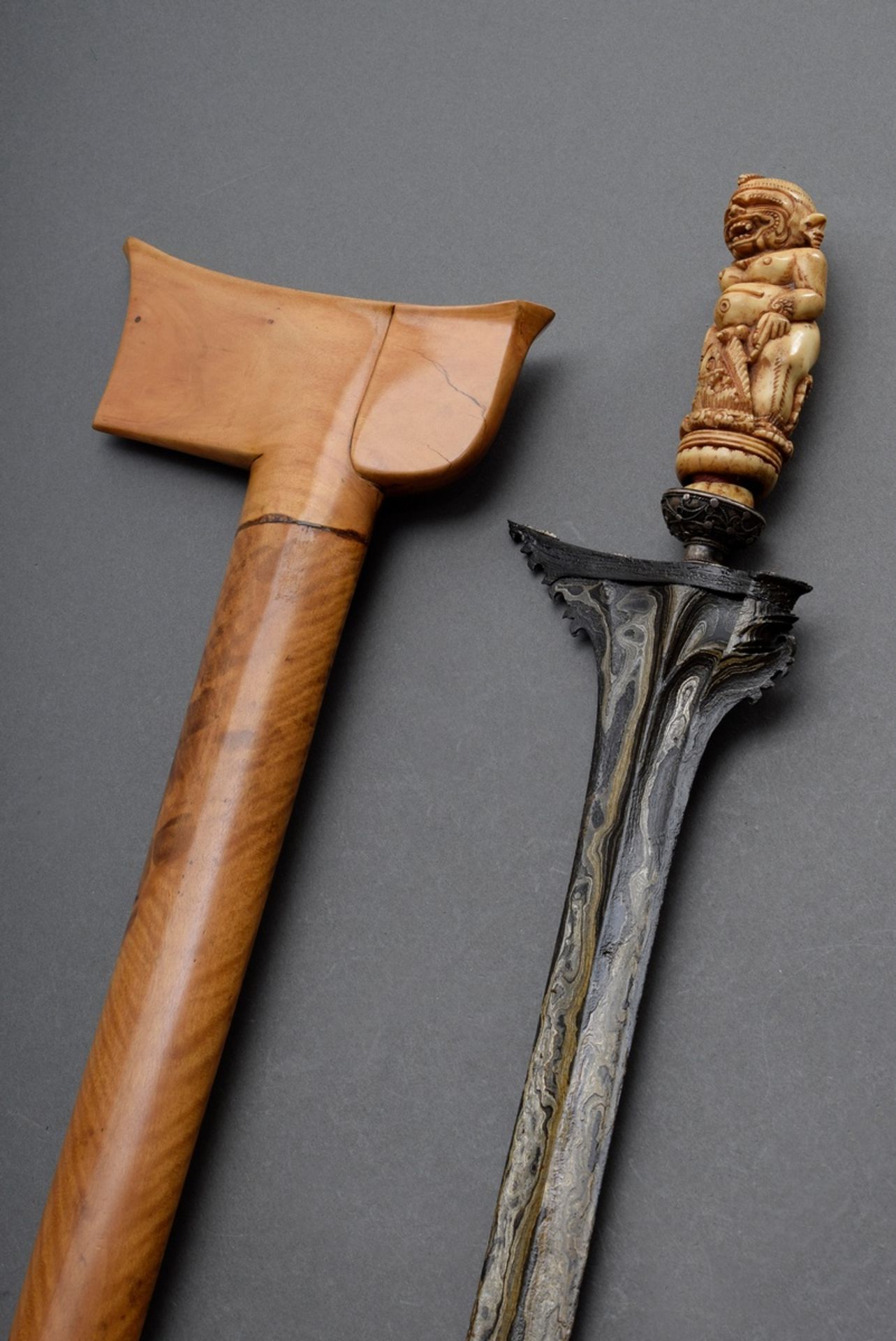 Indonesian kris: Dapur Bener, straight blade with flamed pamor (19th c.), strongly developed janur  - Image 6 of 10