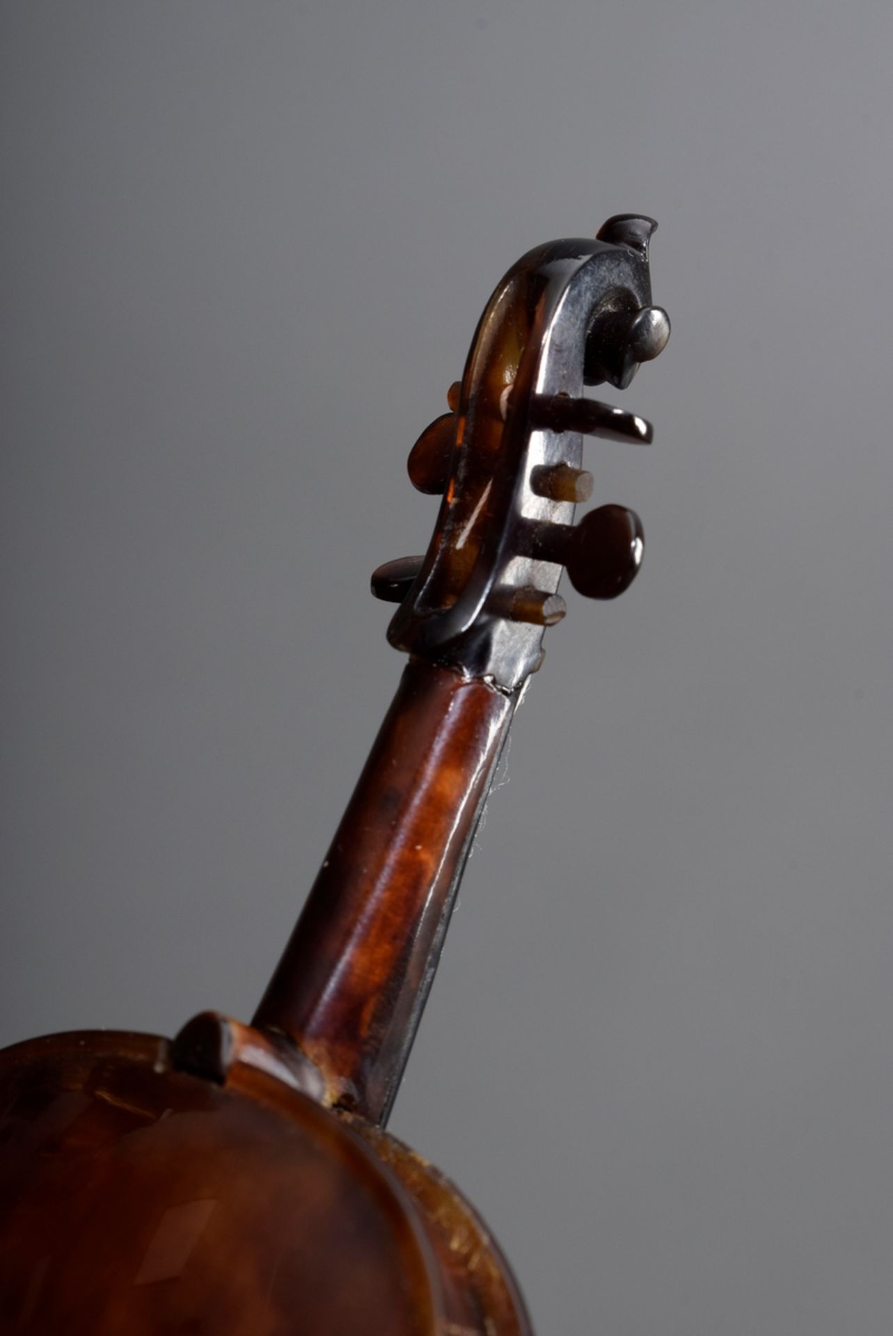 Schildpatt Miniatur Instrument der Violen-Familie mit Bogen, England um 1850, H. 12cm, L. 13cm - Bild 2 aus 3