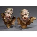 Paar geflügelte Engelsköpfe mit gelängten Gesichtern, Holz geschnitzt und farbig gefasst, wohl Öste
