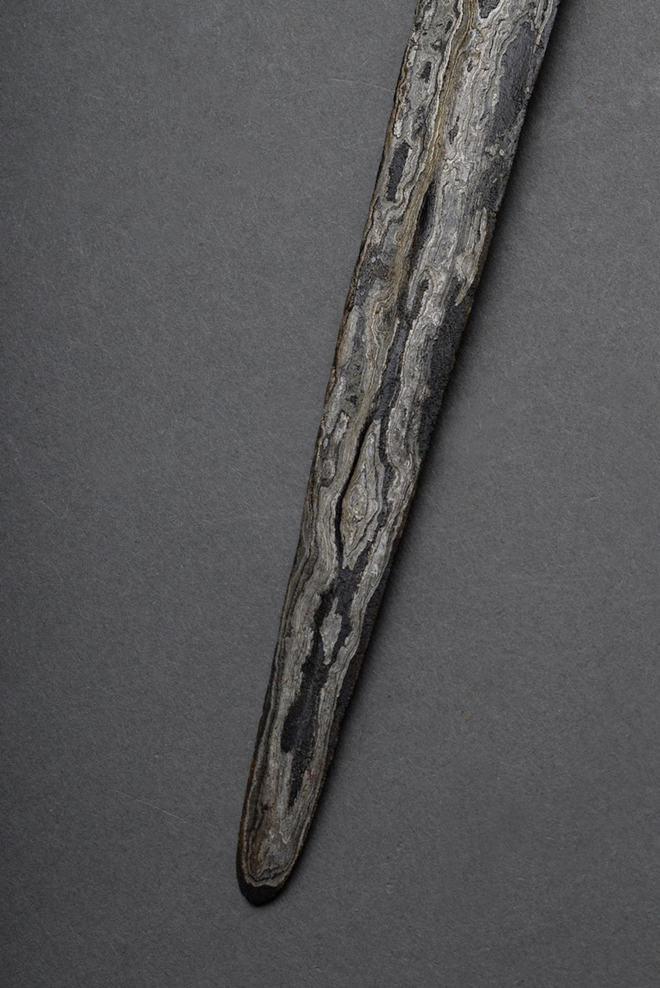 Indonesian kris: Dapur Bener, straight blade with flamed pamor (19th c.), strongly developed janur  - Image 8 of 10
