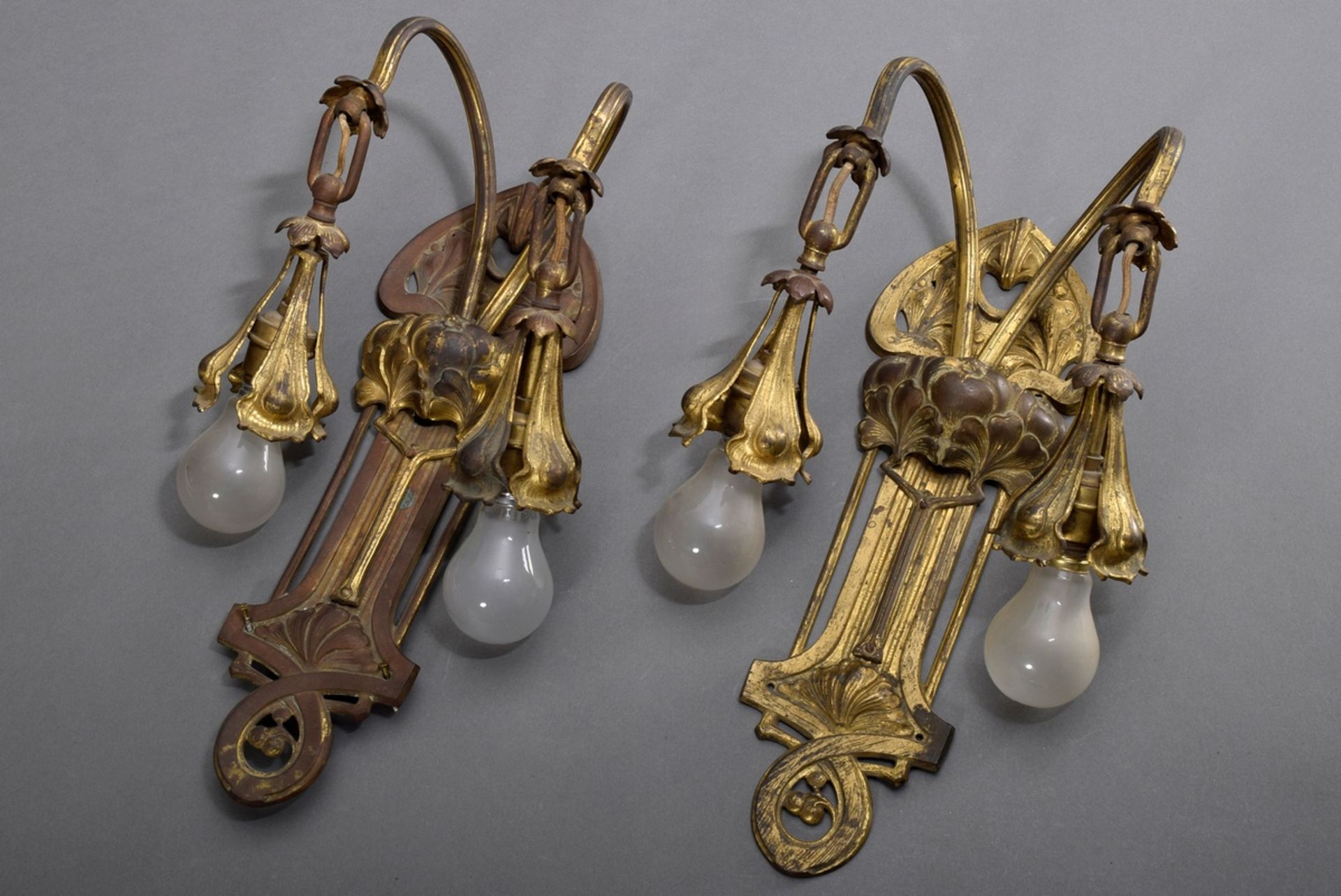 Paar Jugendstil Wandarme in vegetabiler Form mit je zwei hängenden Lichtquellen, Bronze mit Resten 