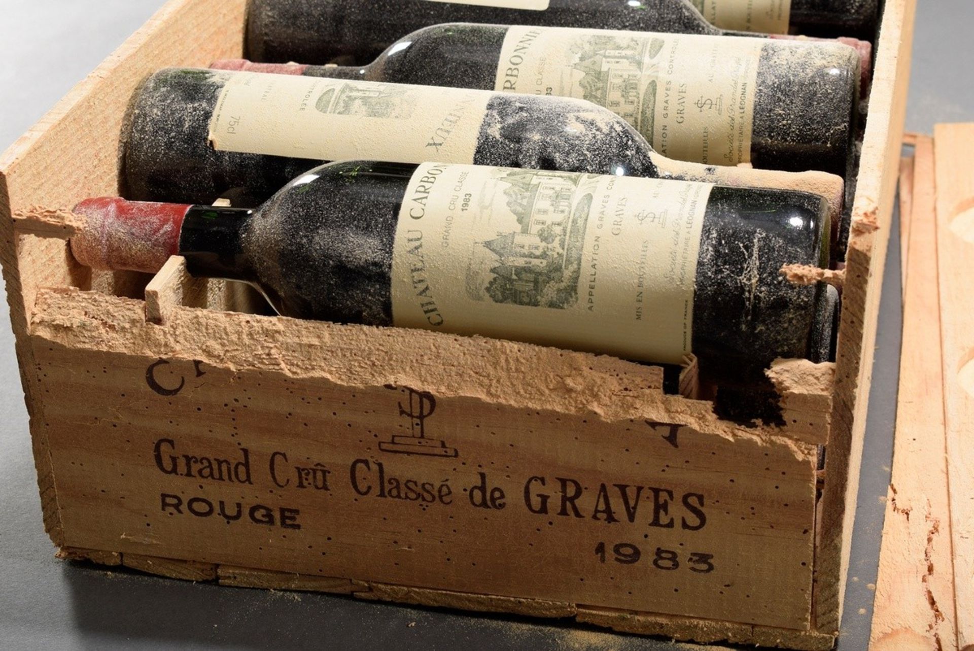 12 bottles 1983 Bordeaux red wine "Chateau Carbonnieux", Gand Cru Classée Graves, upper shoulder, 0 - Image 6 of 7