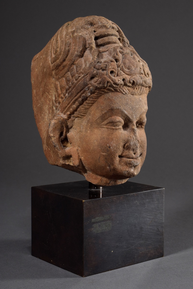 Sandstein Fragment "Kopf einer Gottheit" (wohl Shiva), Zentralindien 10./11.Jh., auf Sockel, H. 15/