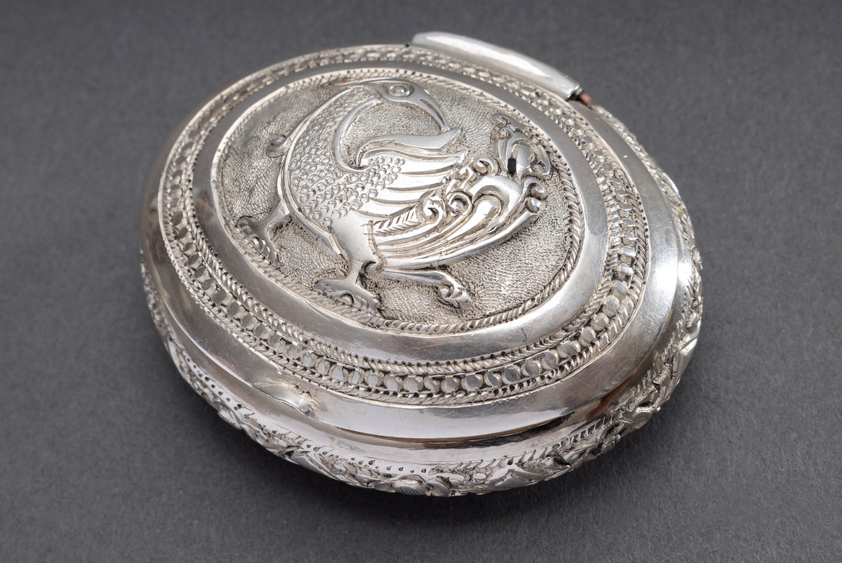 Ovale Pillendose mit Reliefdekor "Paradiesvogel und Ornamente", MZ: MKR, Indien, Silber, 36g, 2x6x5