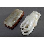 2 Diverse chinesische Jade Toggle: "Zikade" auf Holzsockel (2x6x3cm) und "Buddha Hand (Zitrone)" (