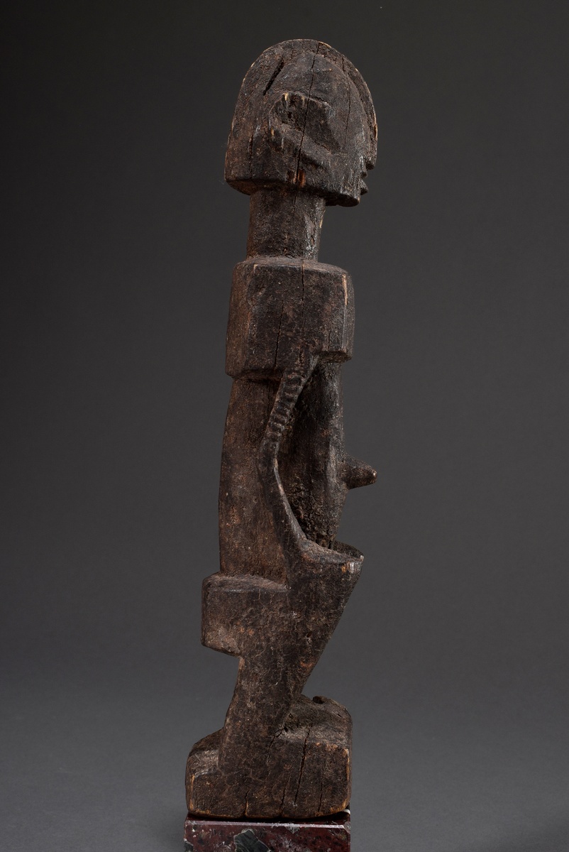 Dogon Schnitzerei "Stehende Figur", dunkel patiniert, auf rötlichem Marmorsockel, Mali, H. 30/36cm, - Bild 3 aus 3