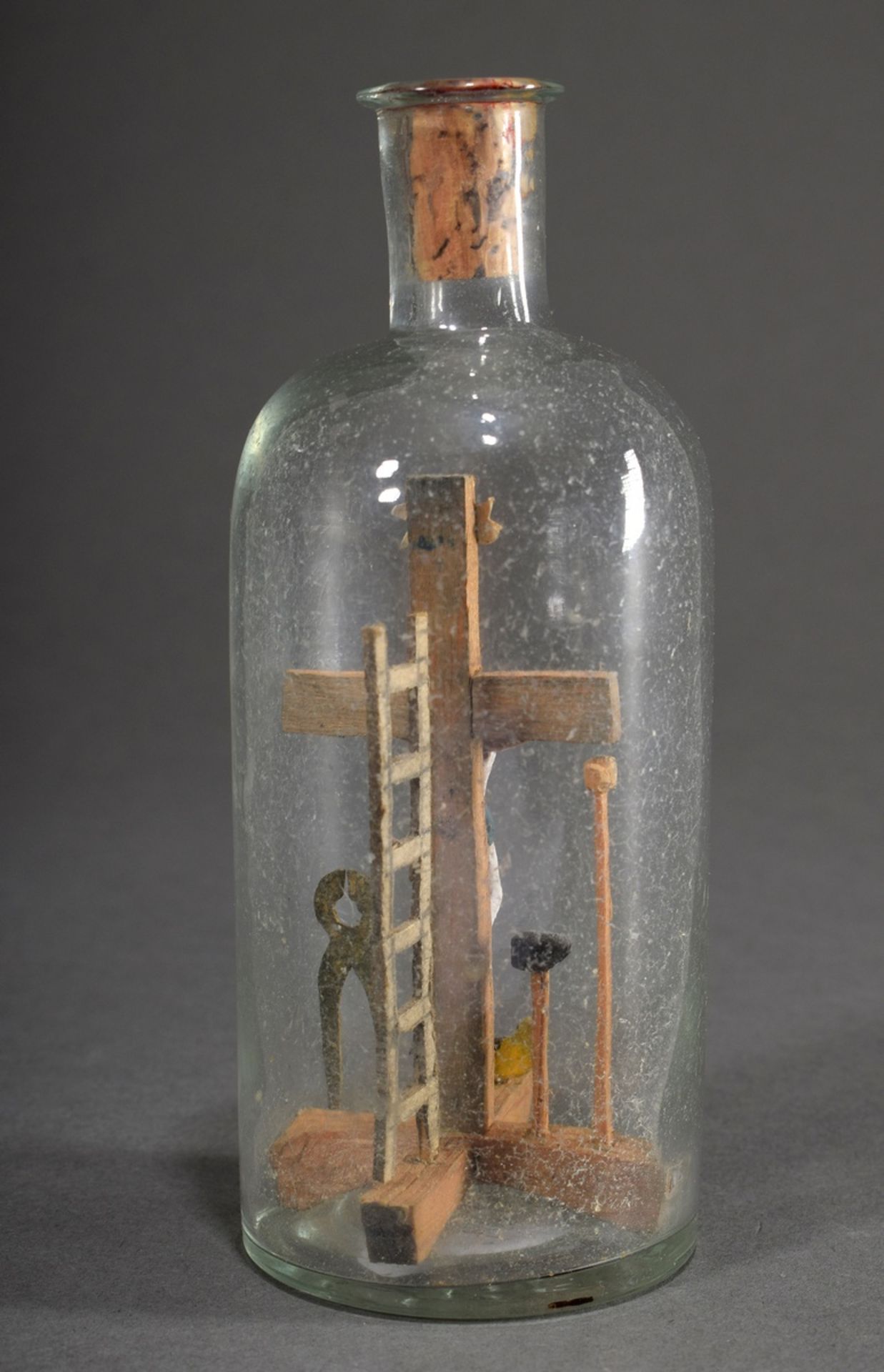 Eingericht Flasche mit "Kreuz und Marterwerkzeugen", Holz farbig bemalt, Süddeutsch 19.Jh., H. 14,5 - Bild 2 aus 3